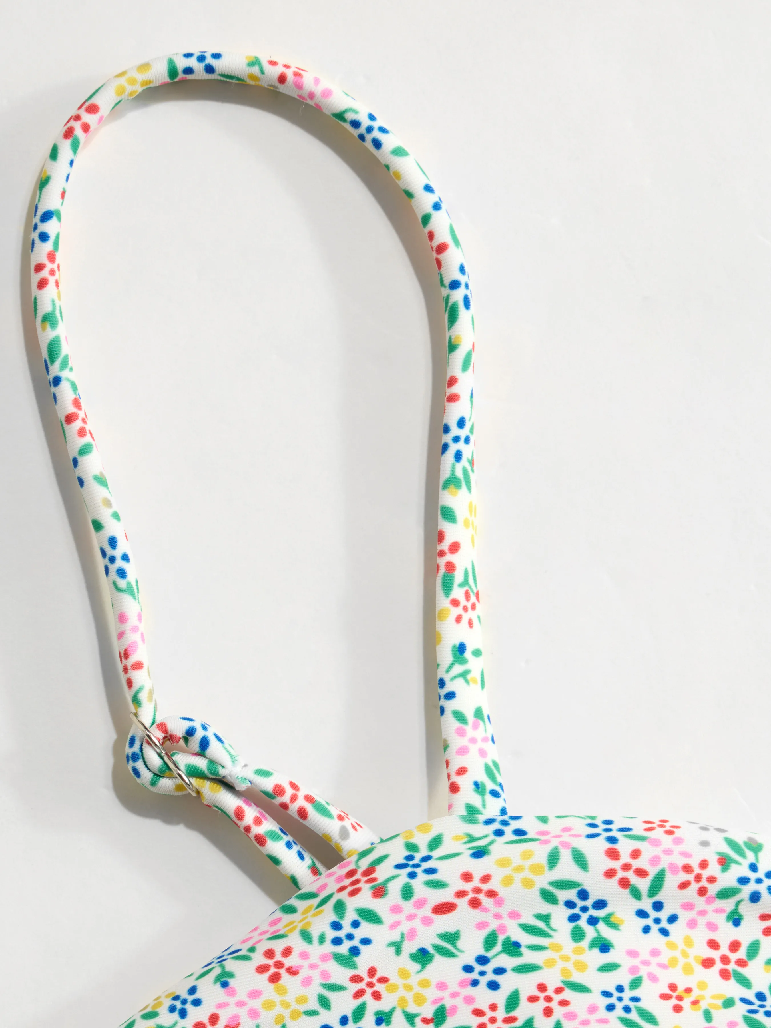 Bikini Atrevido con Nudo Floral de Escote en V y Pulsera