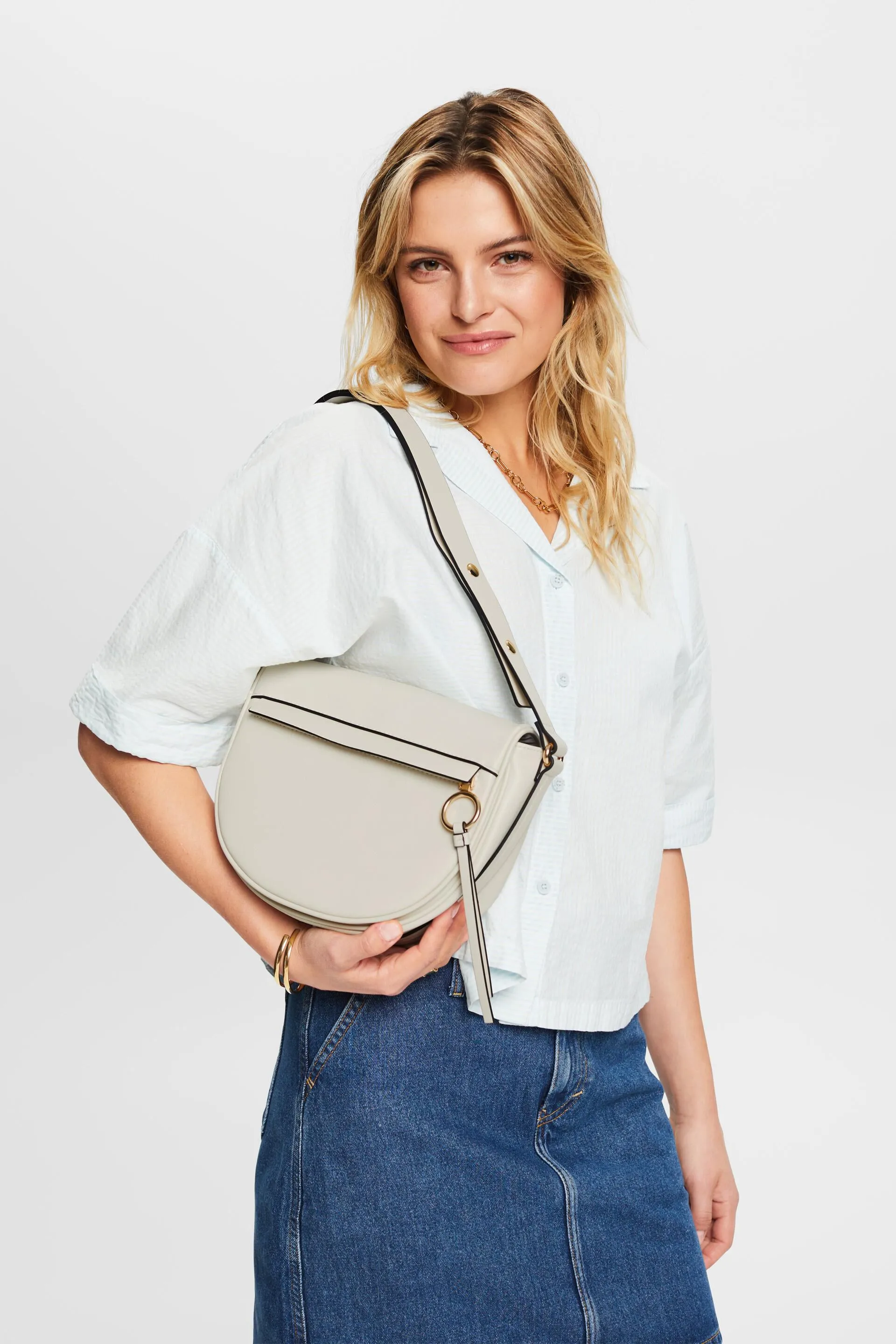 Bolso bandolera con solapa