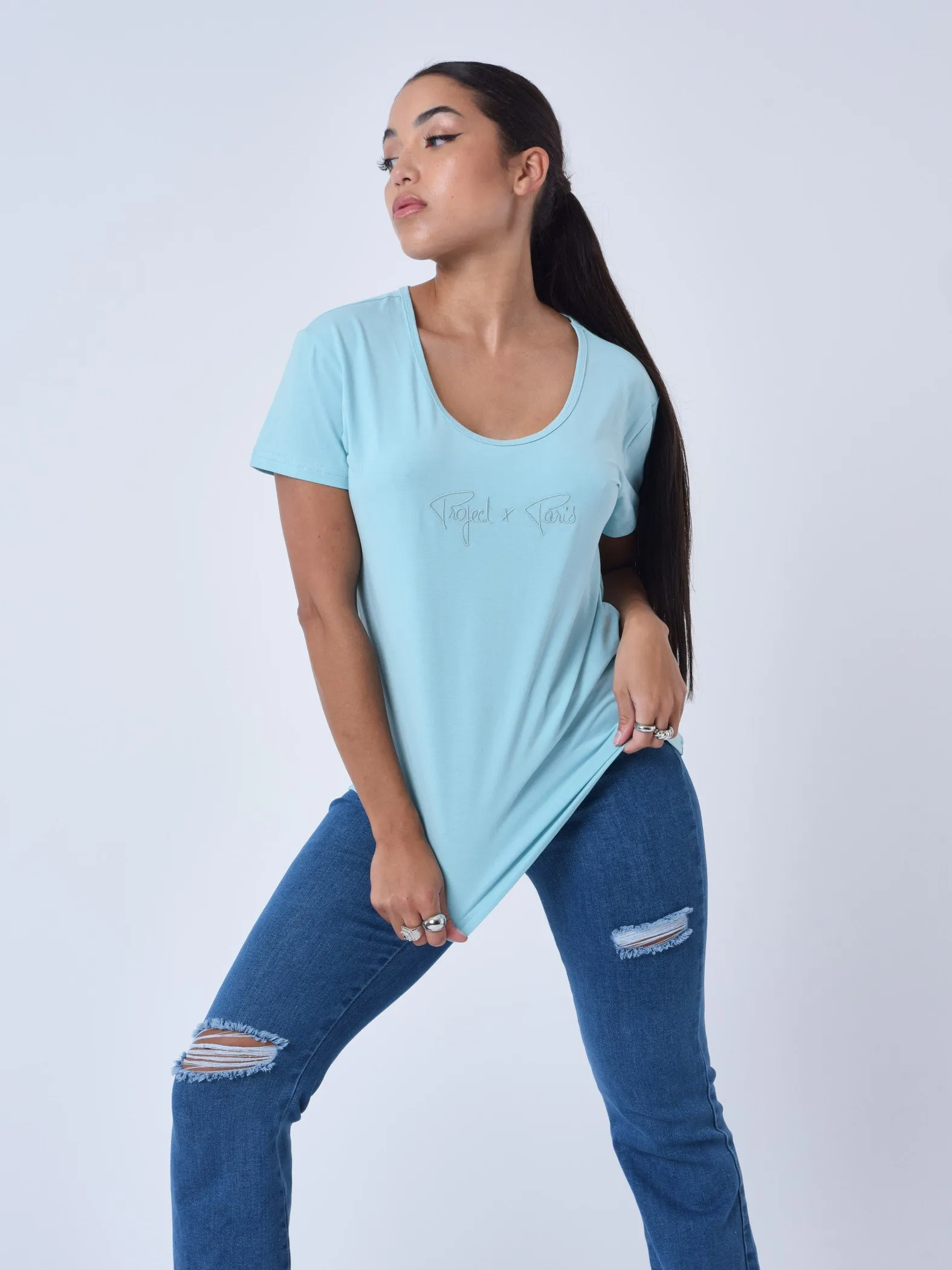 Camiseta básica con logotipo bordado a tono