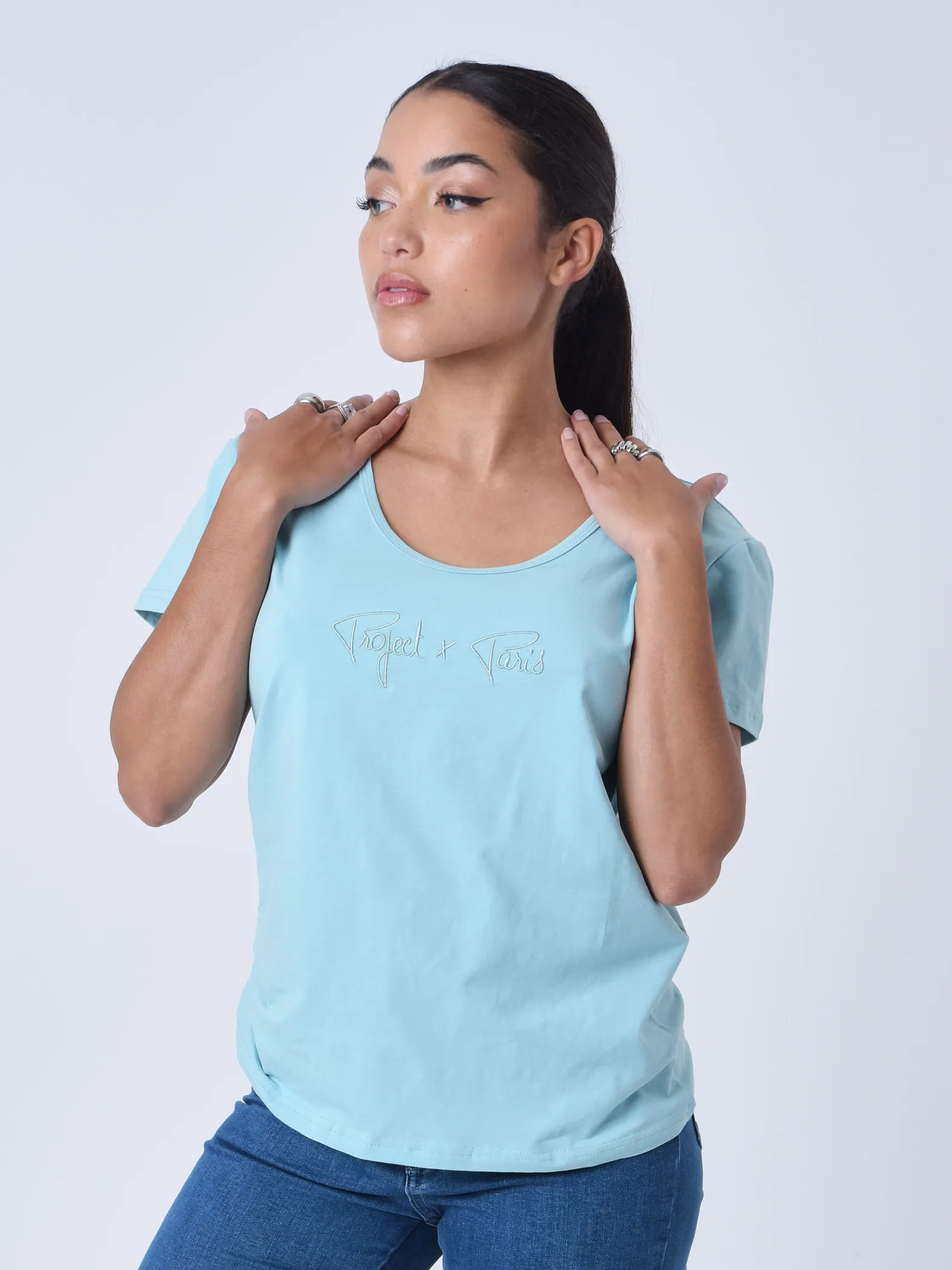 Camiseta básica con logotipo bordado a tono