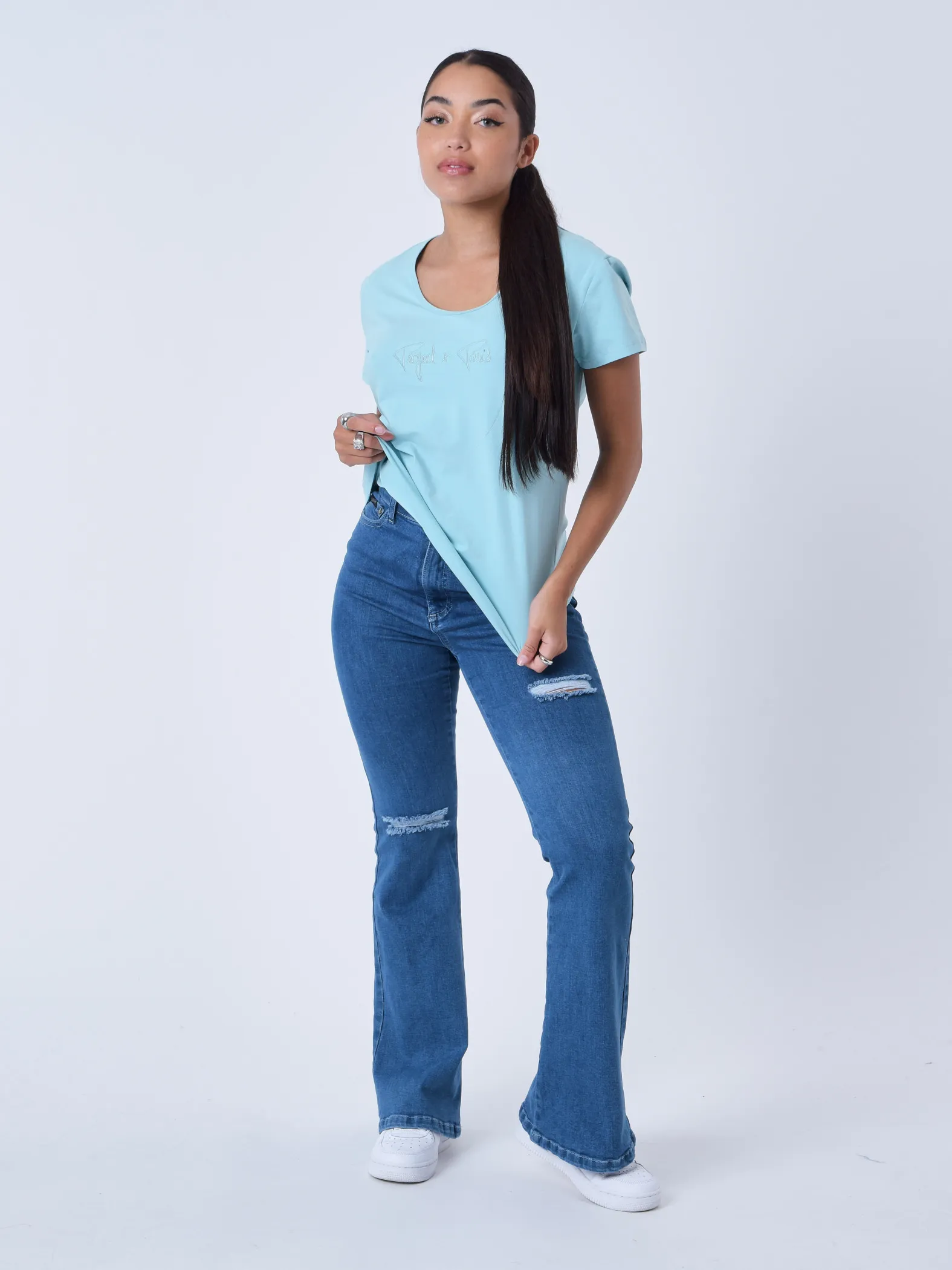 Camiseta básica con logotipo bordado a tono
