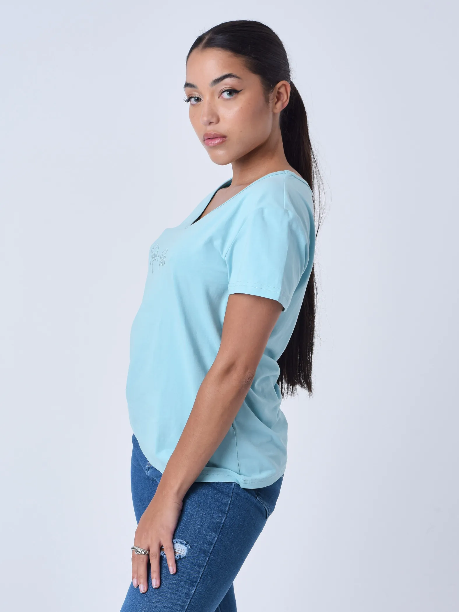 Camiseta básica con logotipo bordado a tono
