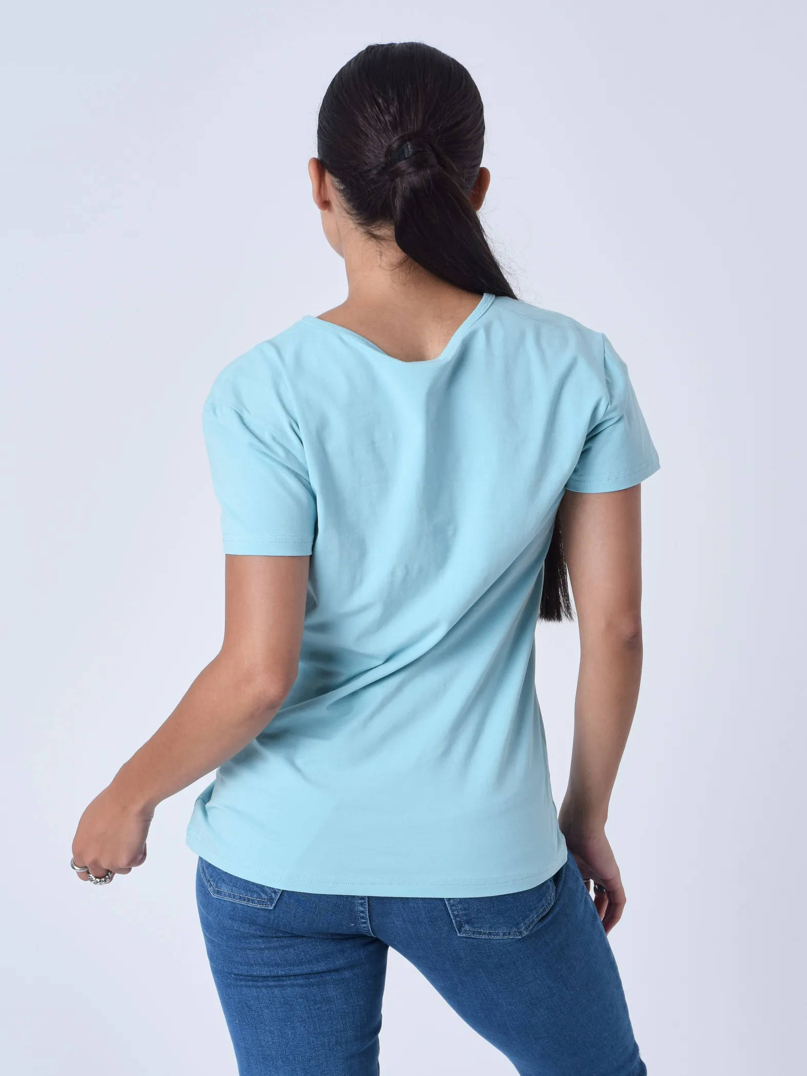 Camiseta básica con logotipo bordado a tono