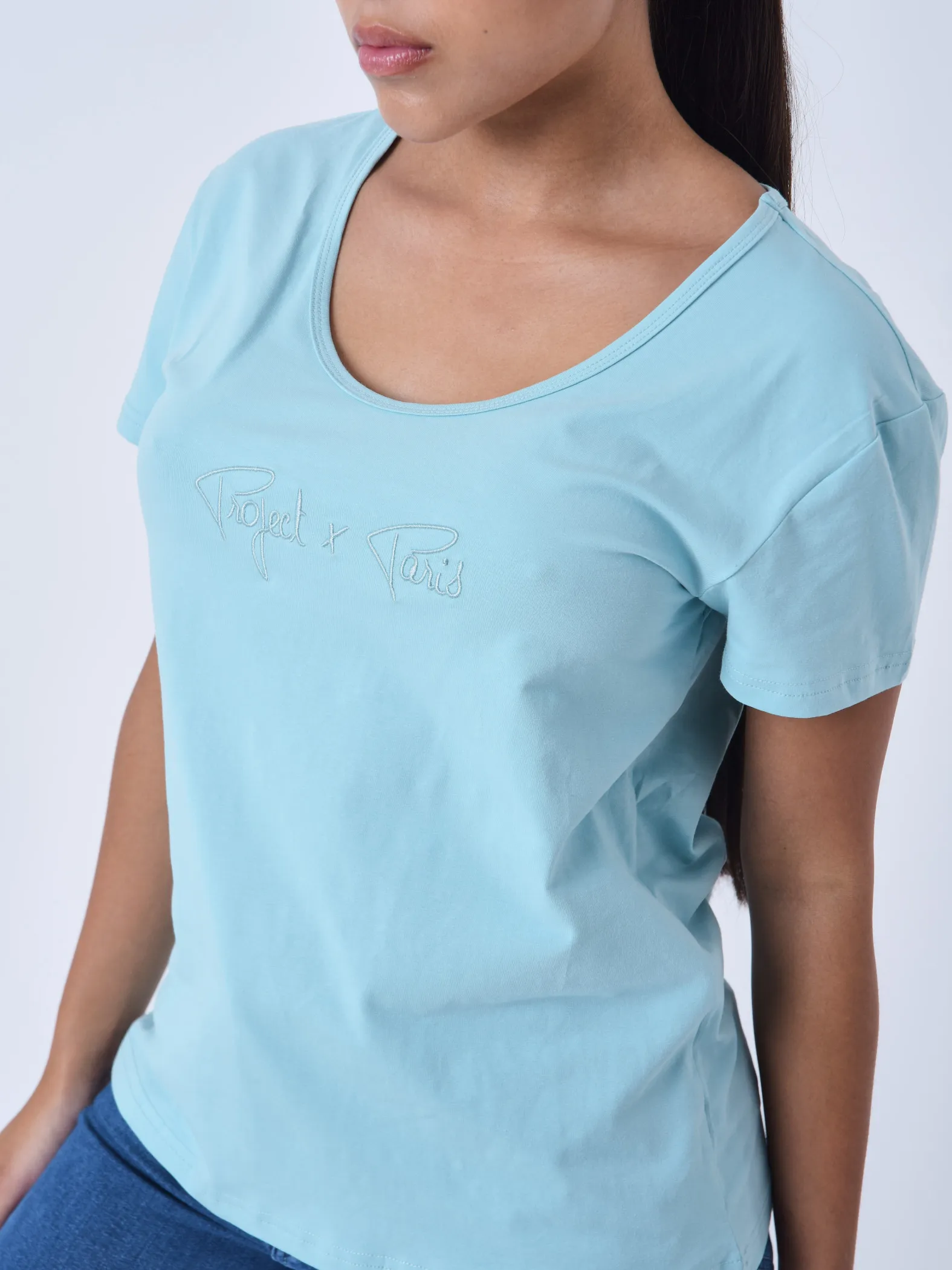 Camiseta básica con logotipo bordado a tono