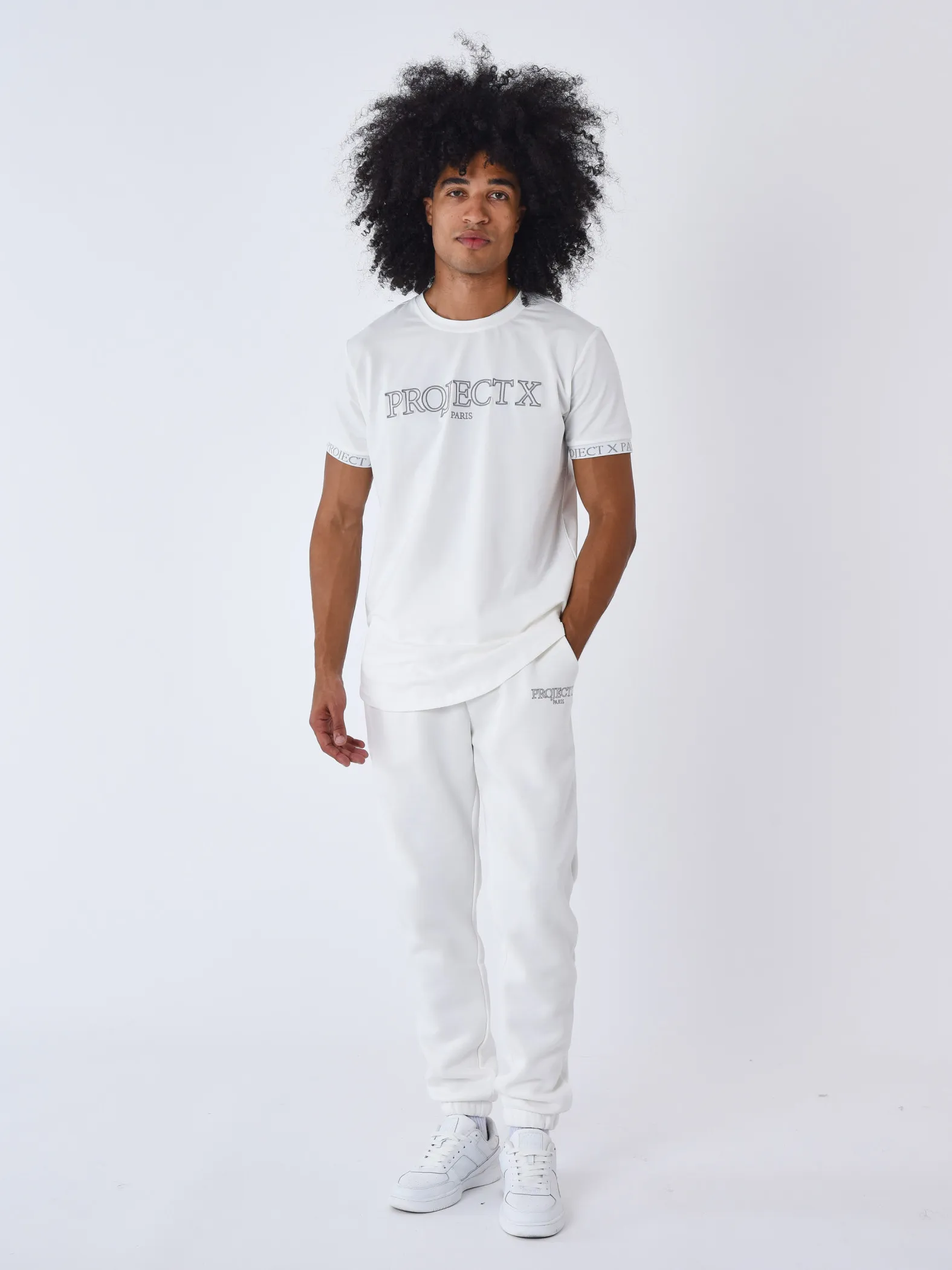 Camiseta con contorno bordado