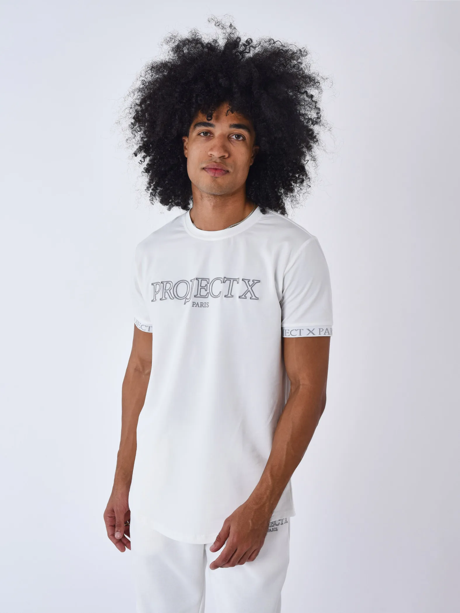 Camiseta con contorno bordado