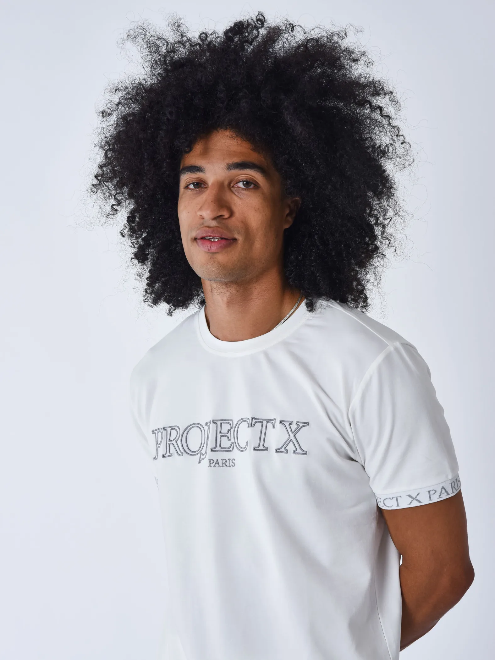Camiseta con contorno bordado
