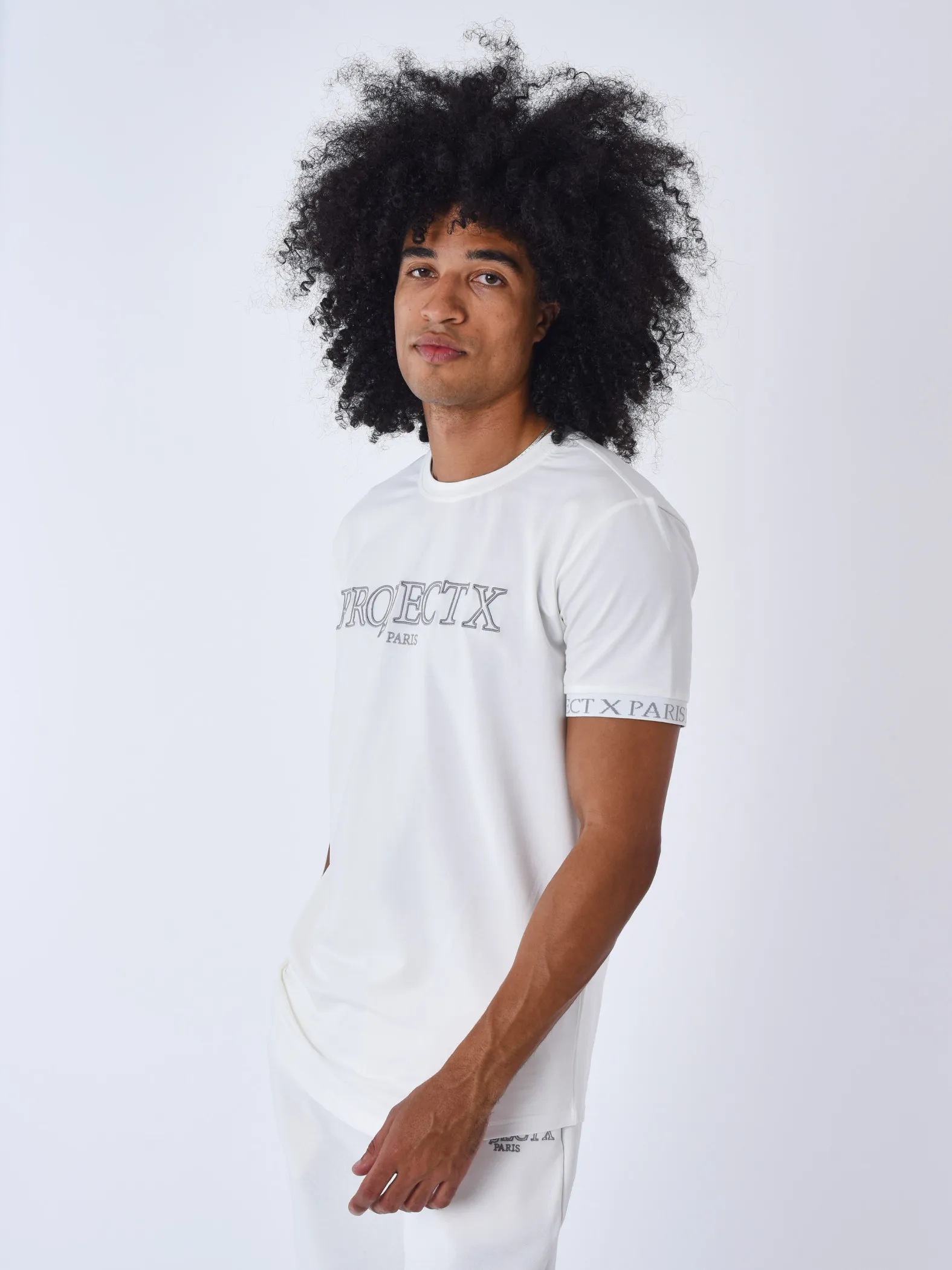 Camiseta con contorno bordado