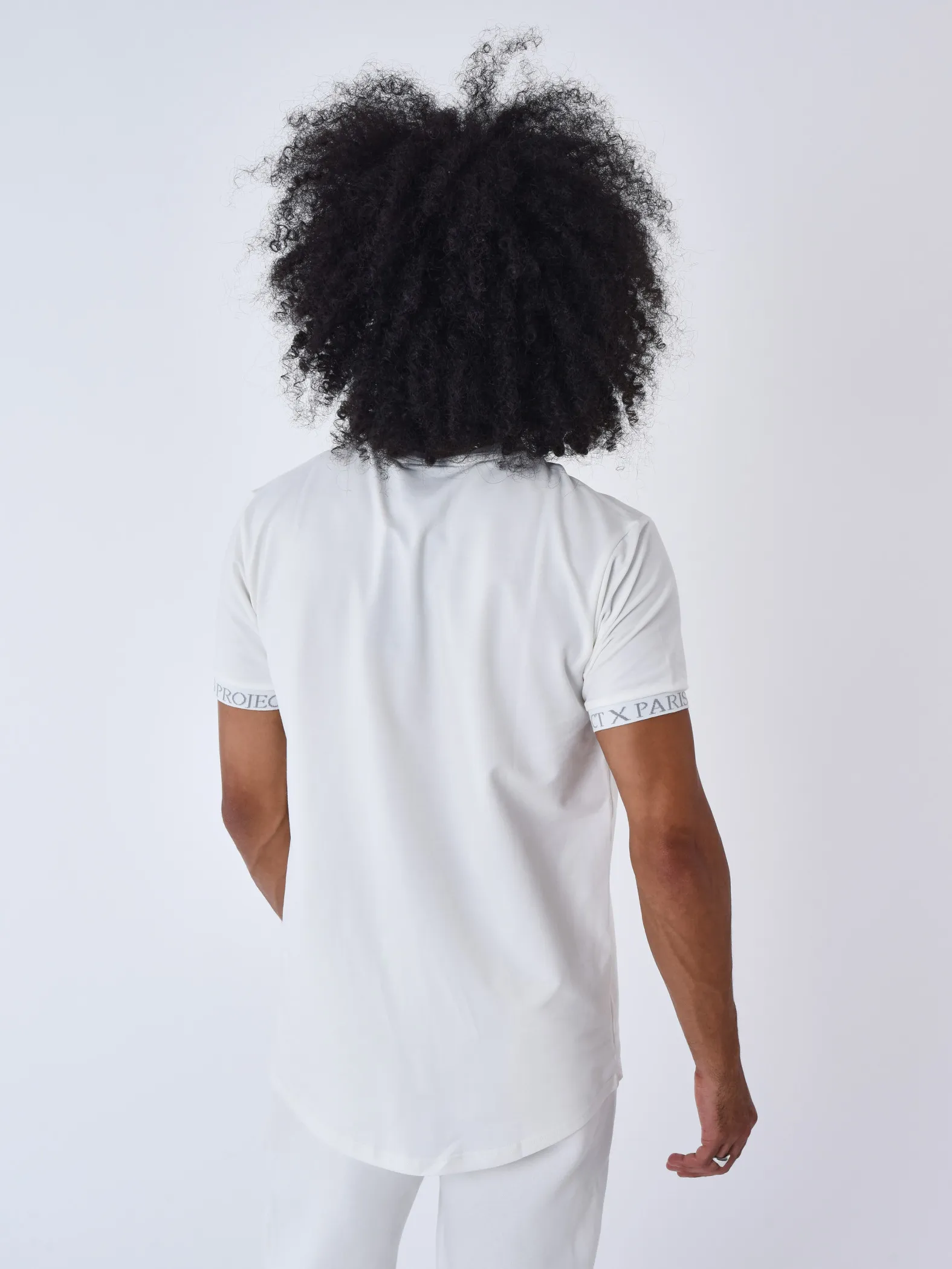 Camiseta con contorno bordado
