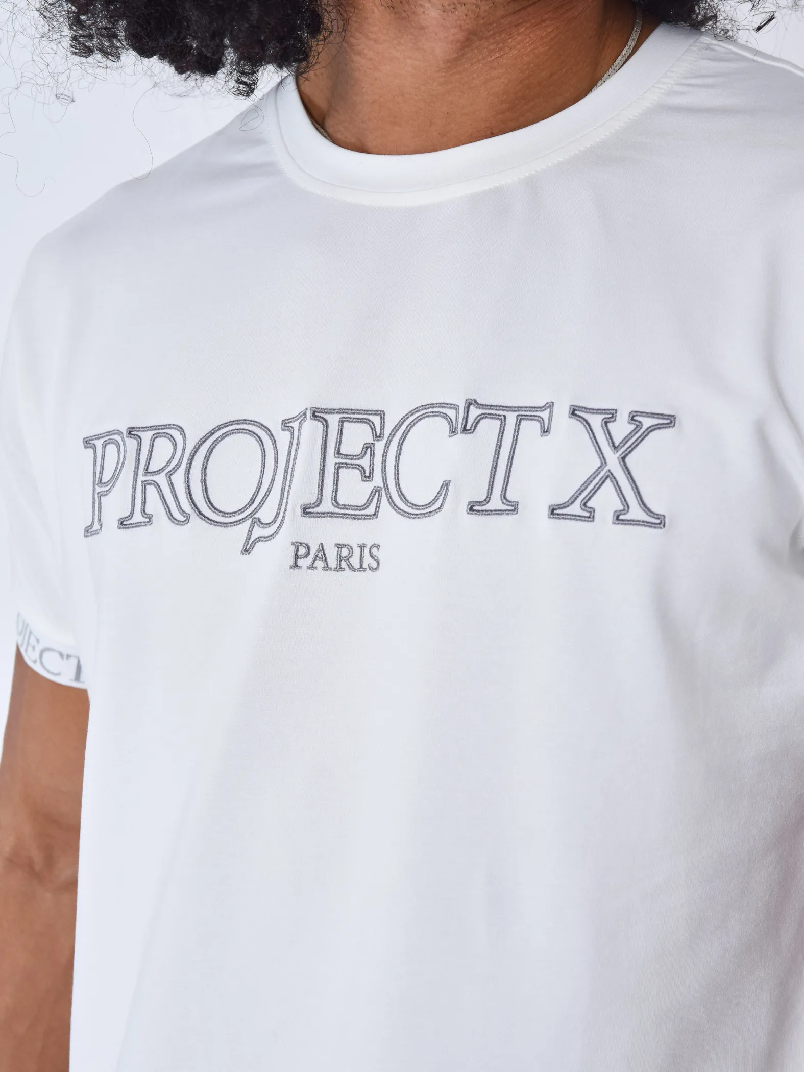 Camiseta con contorno bordado