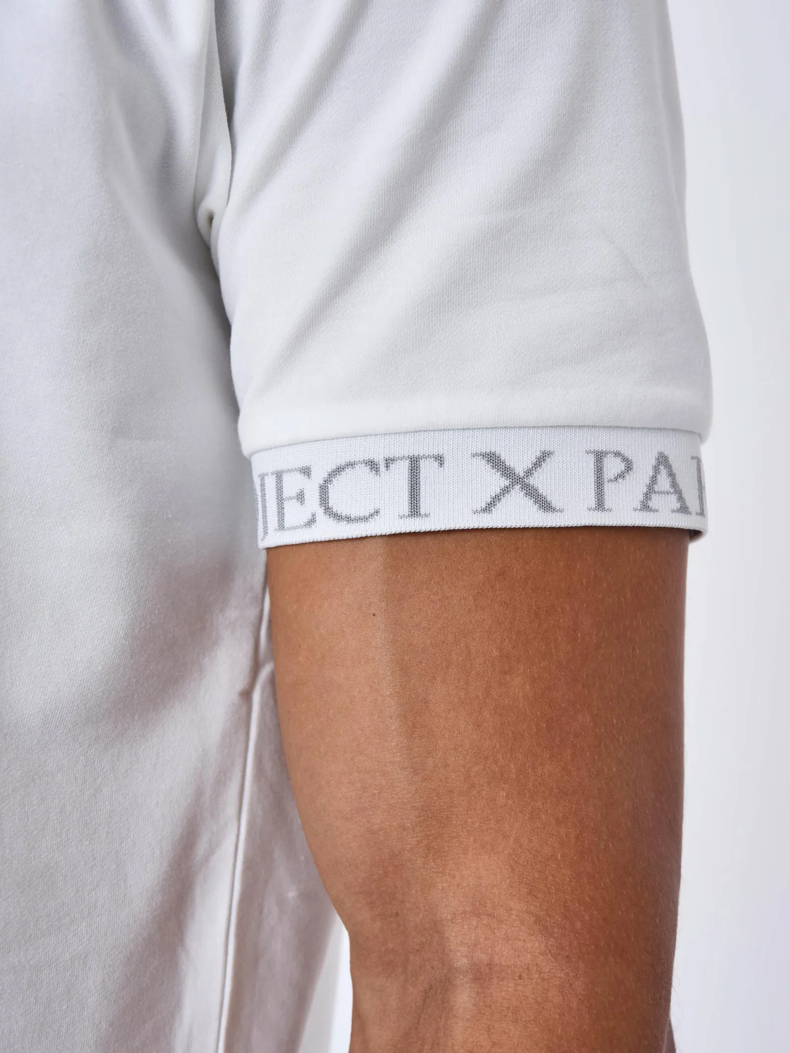 Camiseta con contorno bordado