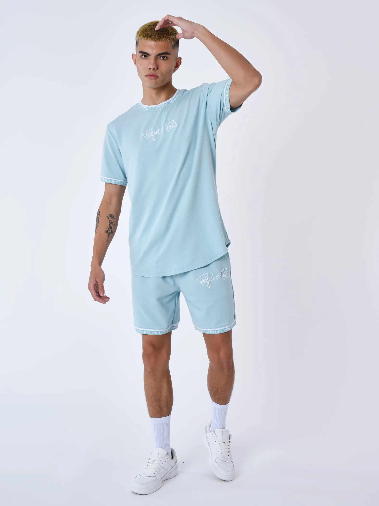 Camiseta con logotipo bordado