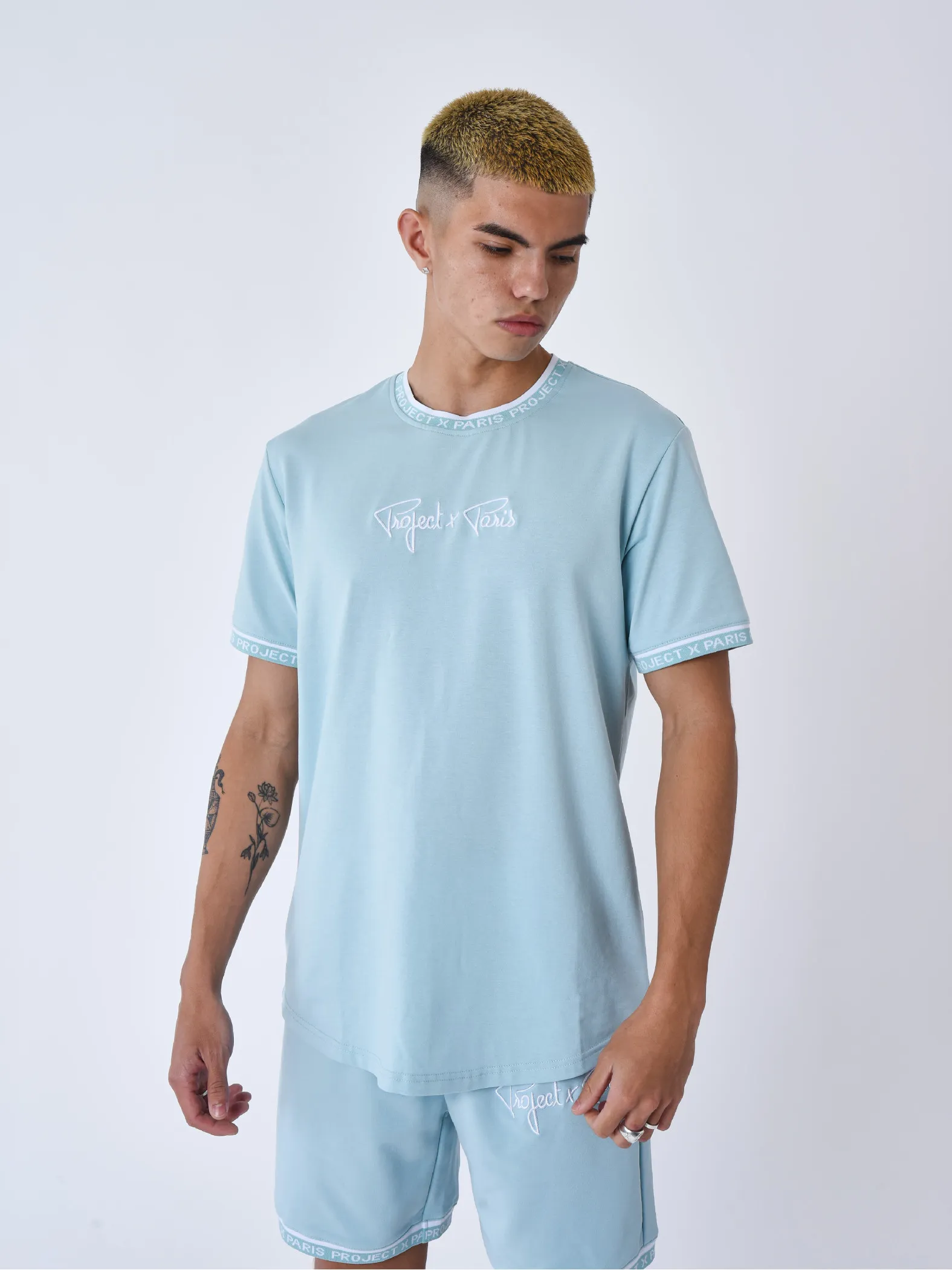 Camiseta con logotipo bordado