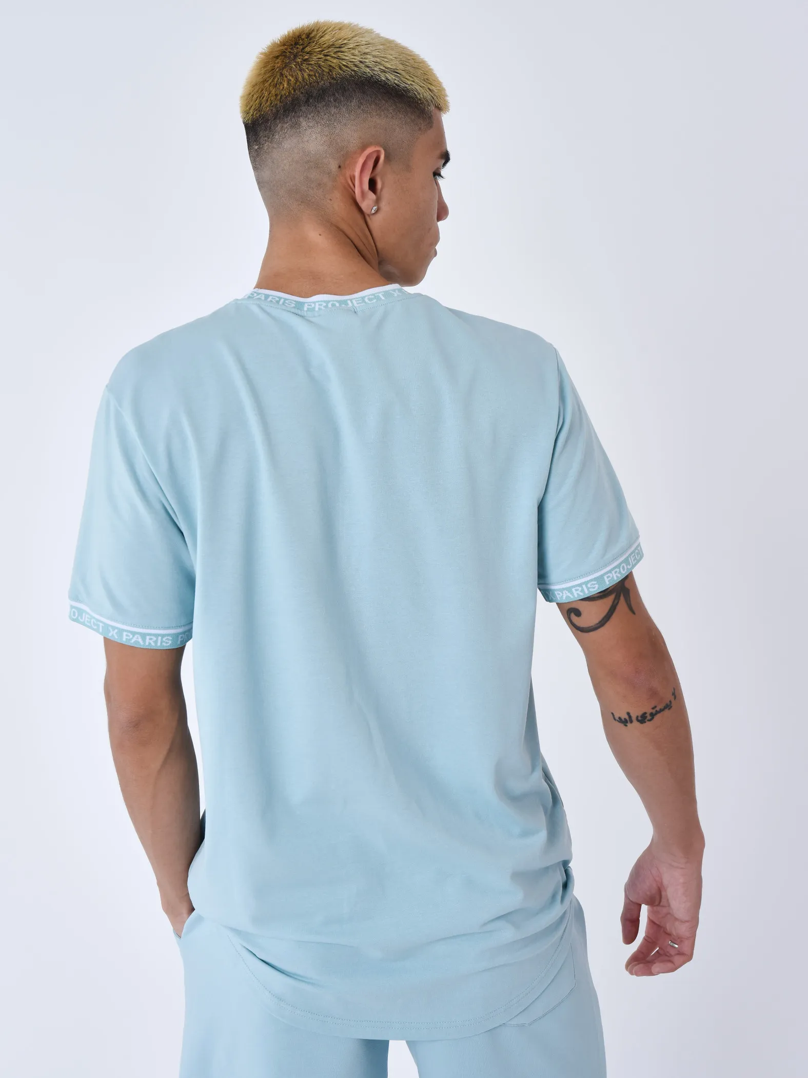 Camiseta con logotipo bordado