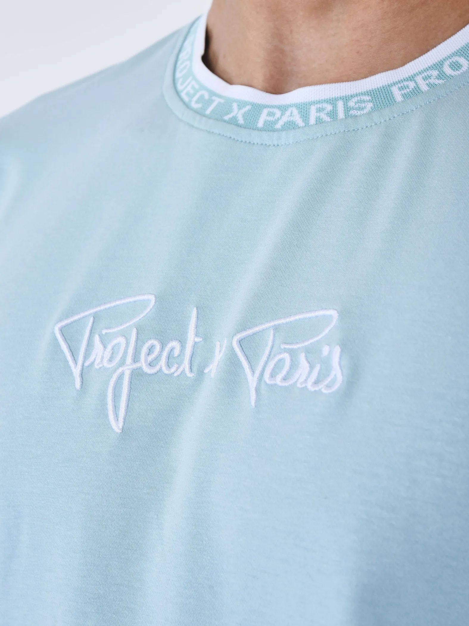Camiseta con logotipo bordado