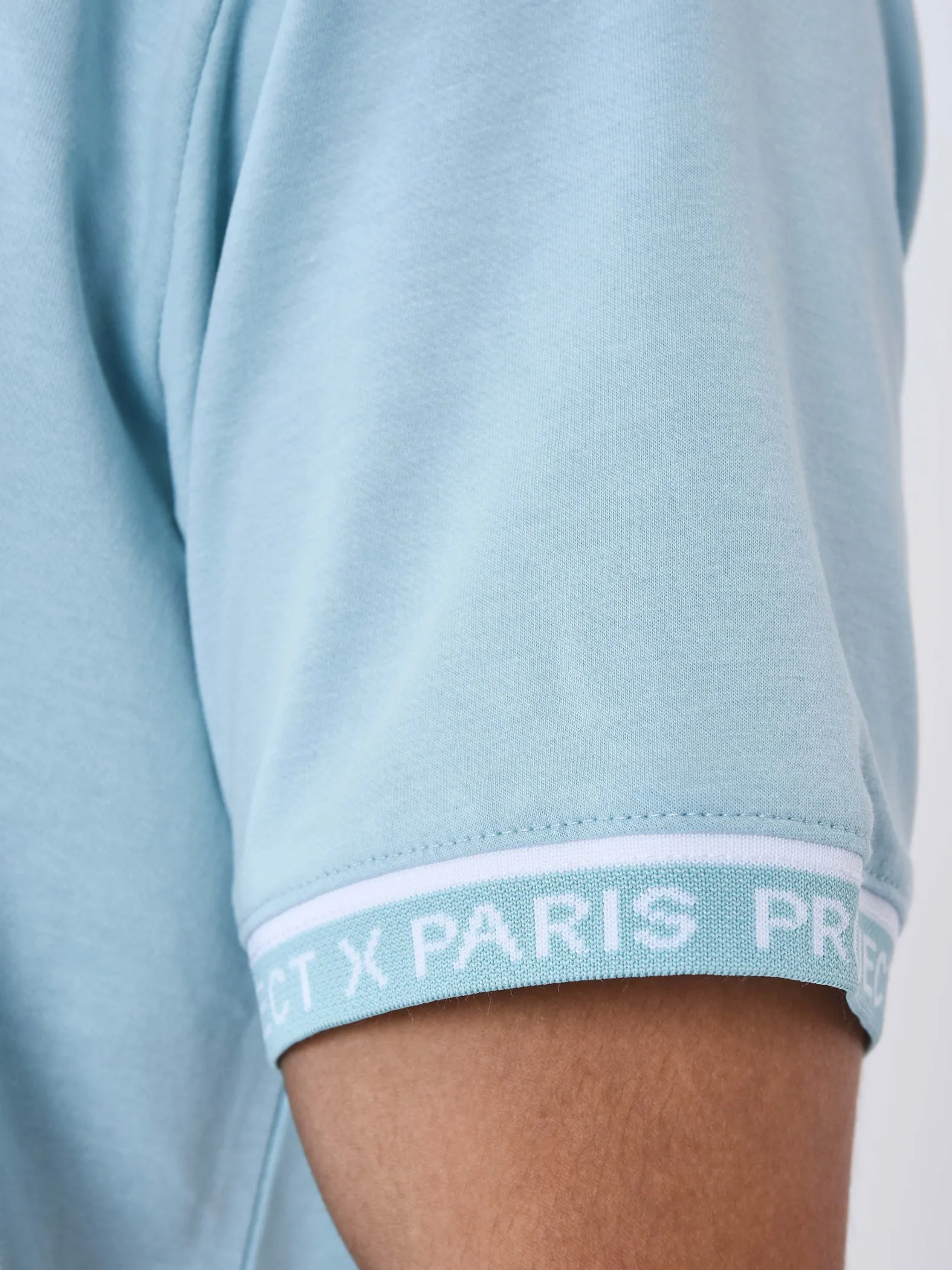 Camiseta con logotipo bordado