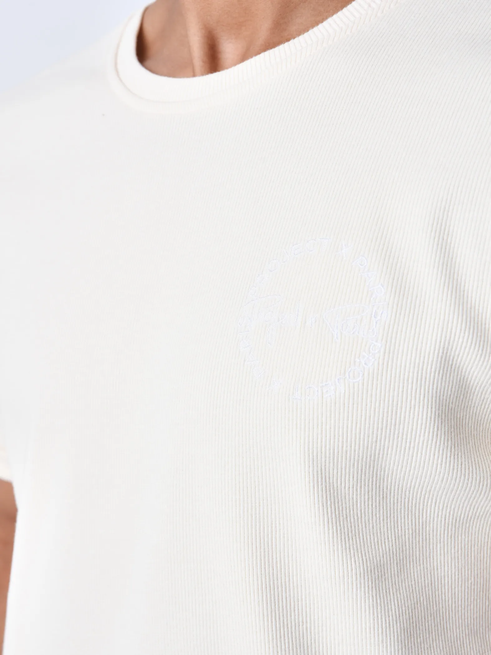Camiseta con logotipo de la firma estilo bordado en disco de punto