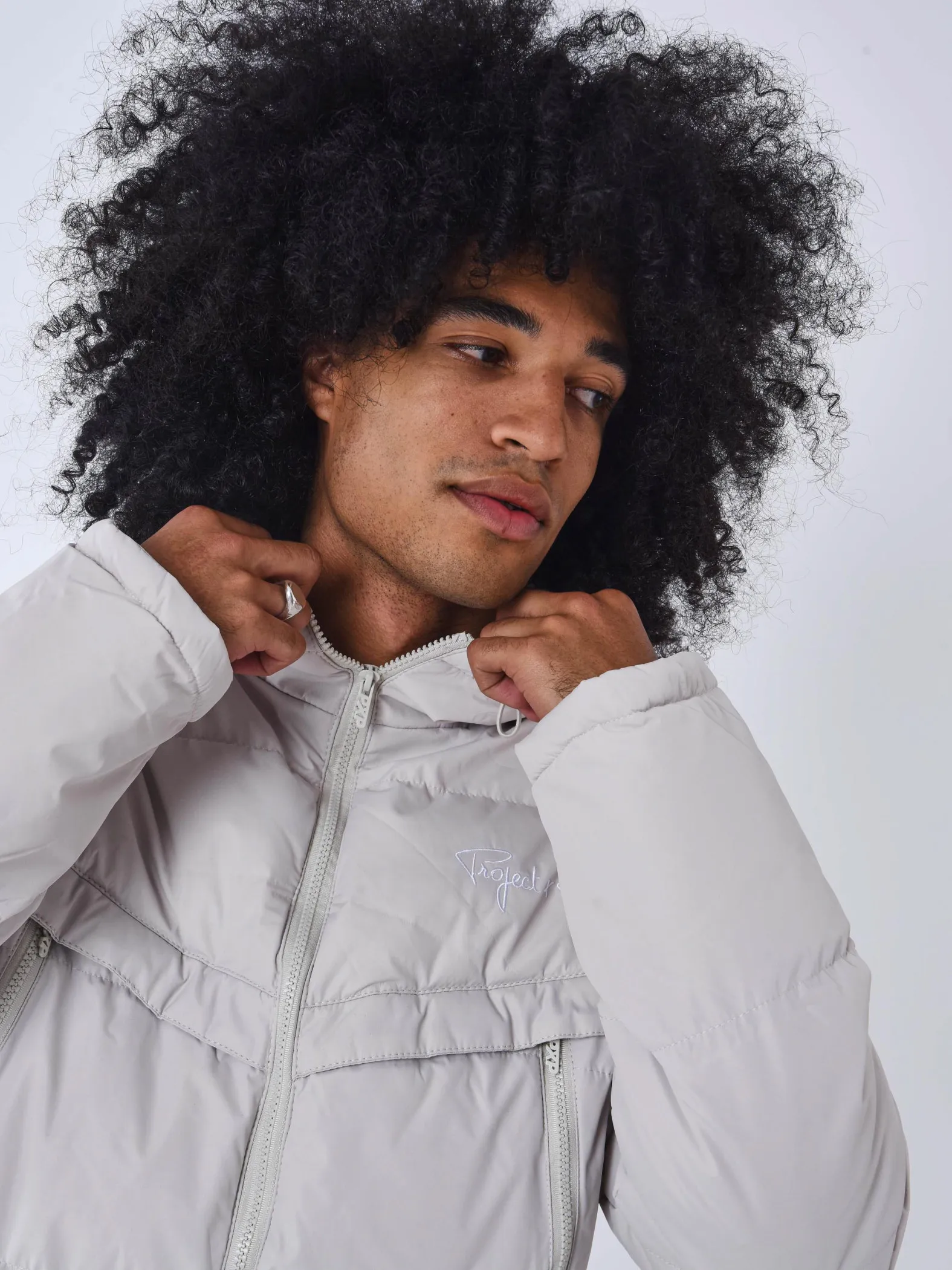 Chaqueta con bolsillos y capucha