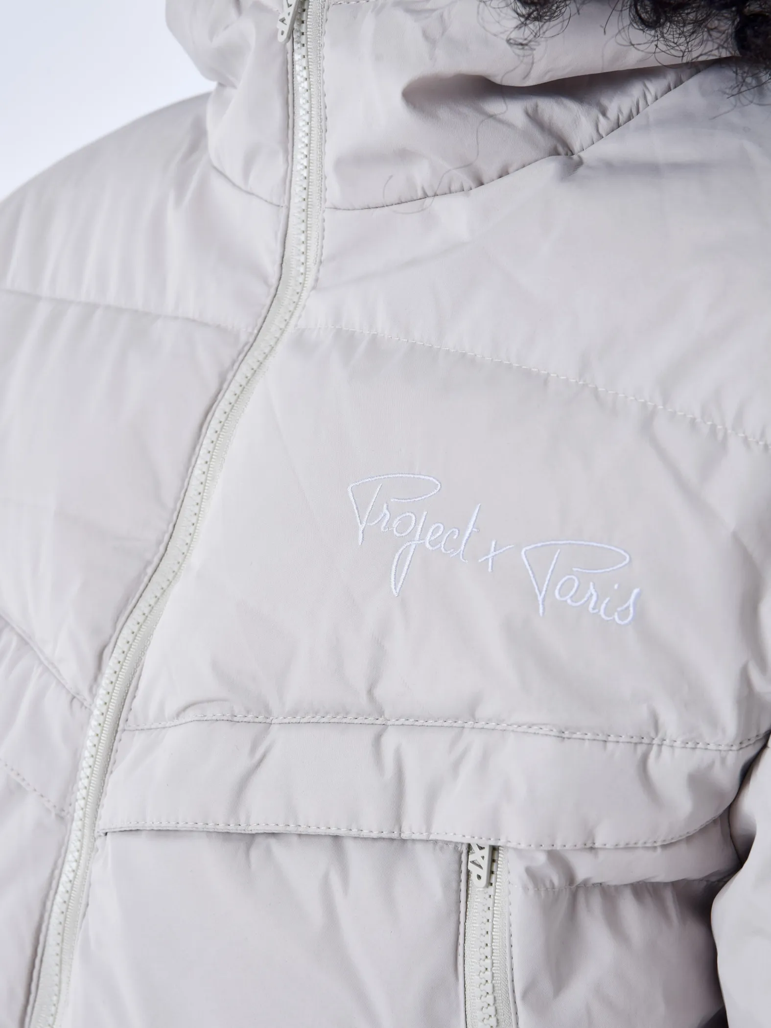 Chaqueta con bolsillos y capucha