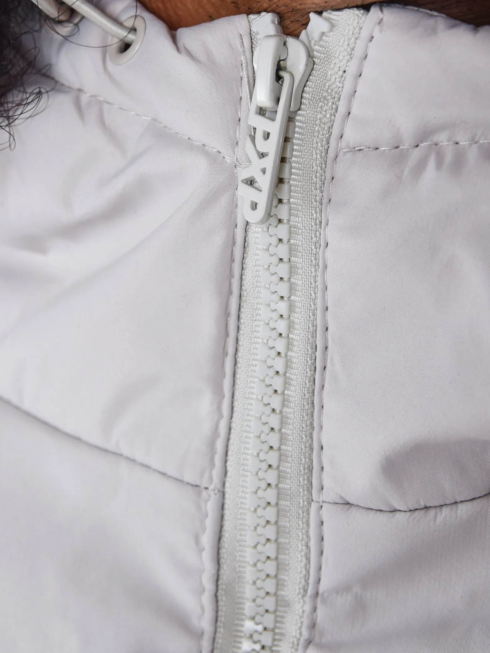 Chaqueta con bolsillos y capucha
