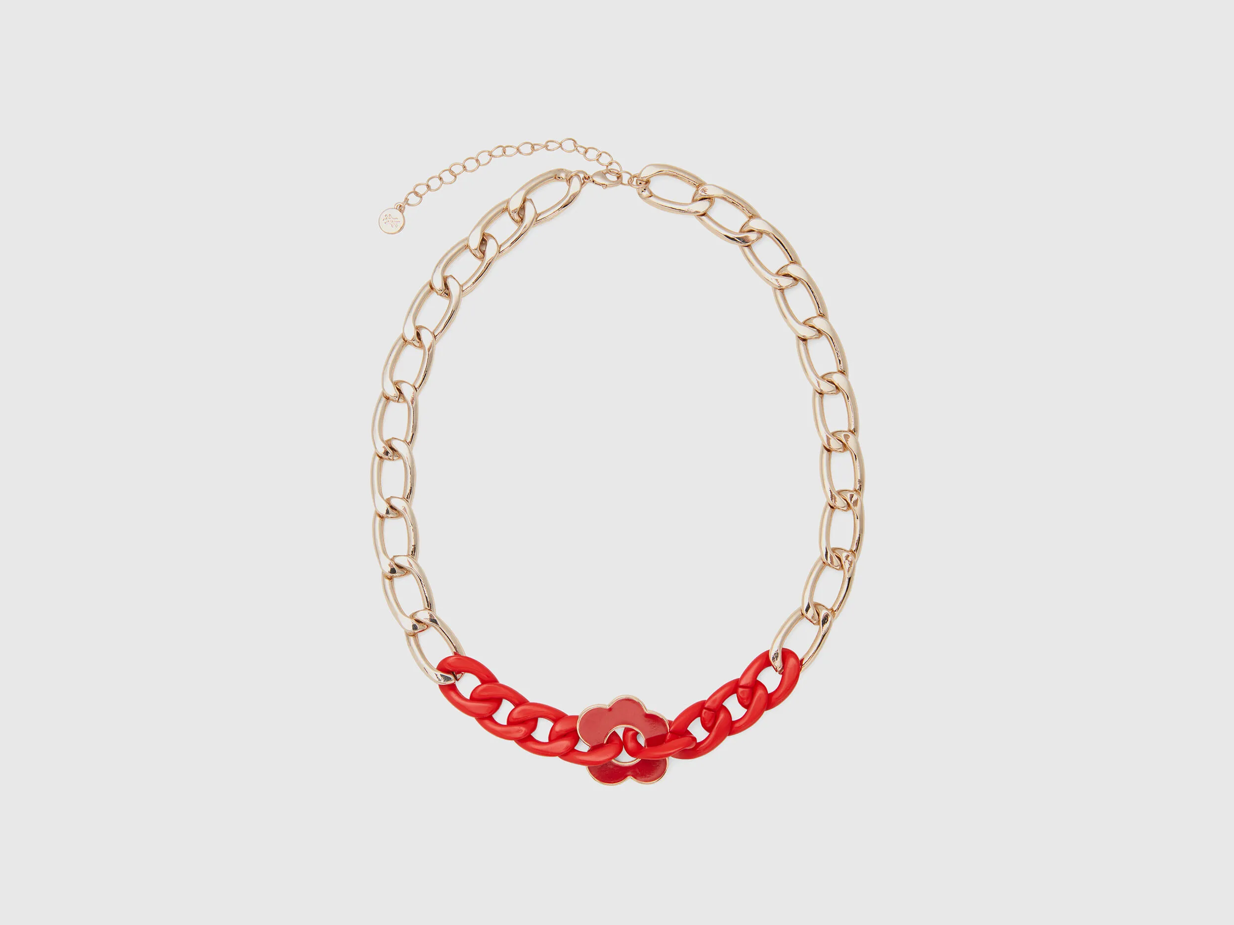 Collar dorado con flor roja