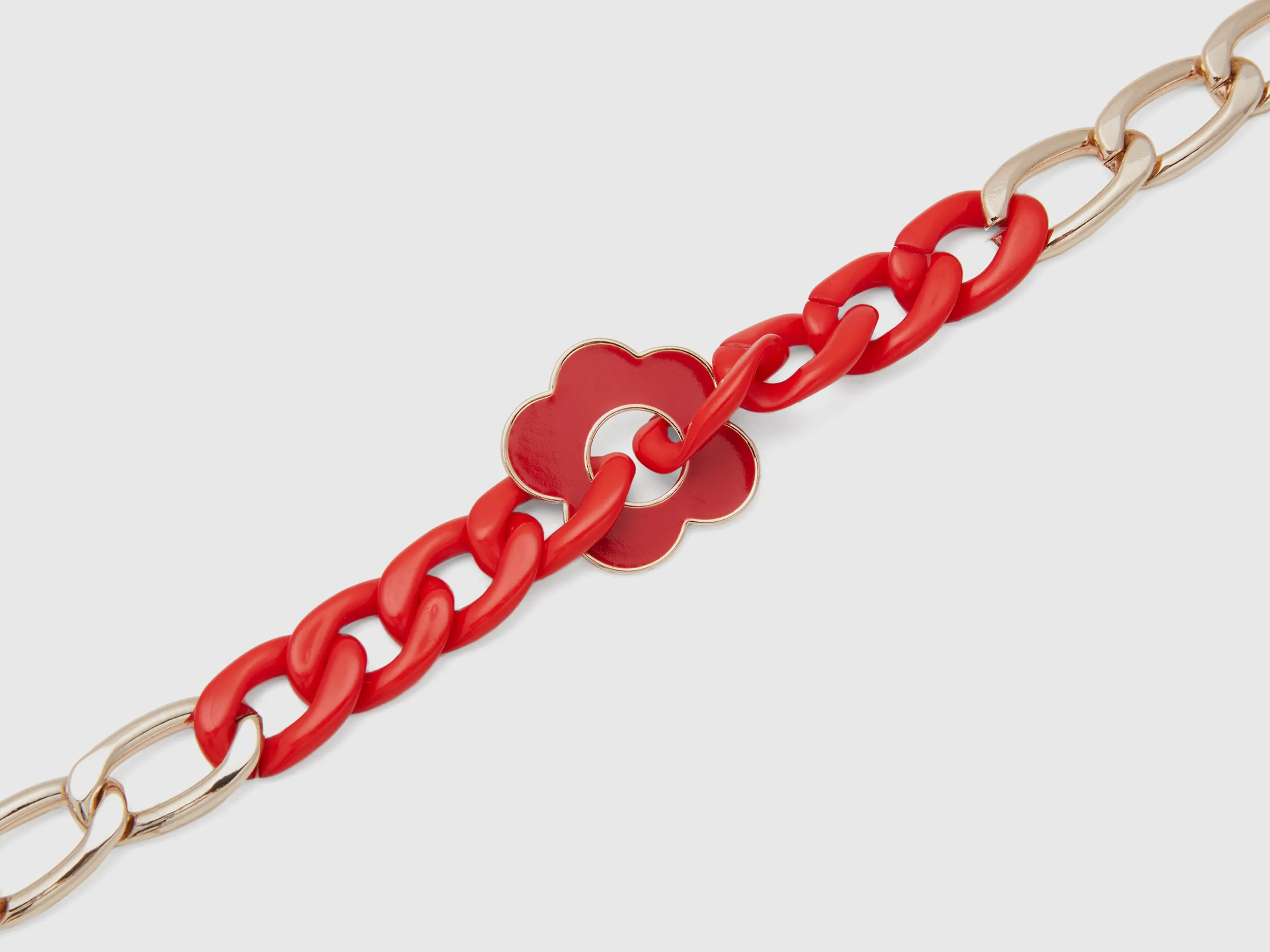 Collar dorado con flor roja