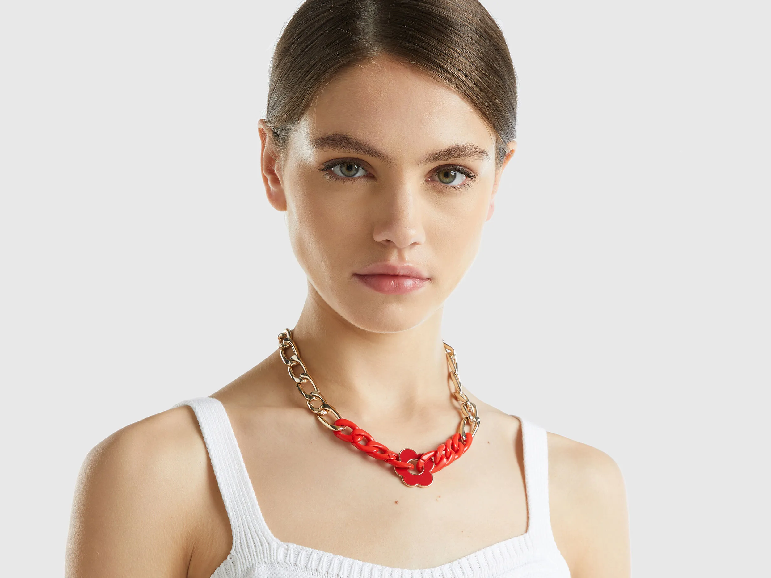 Collar dorado con flor roja