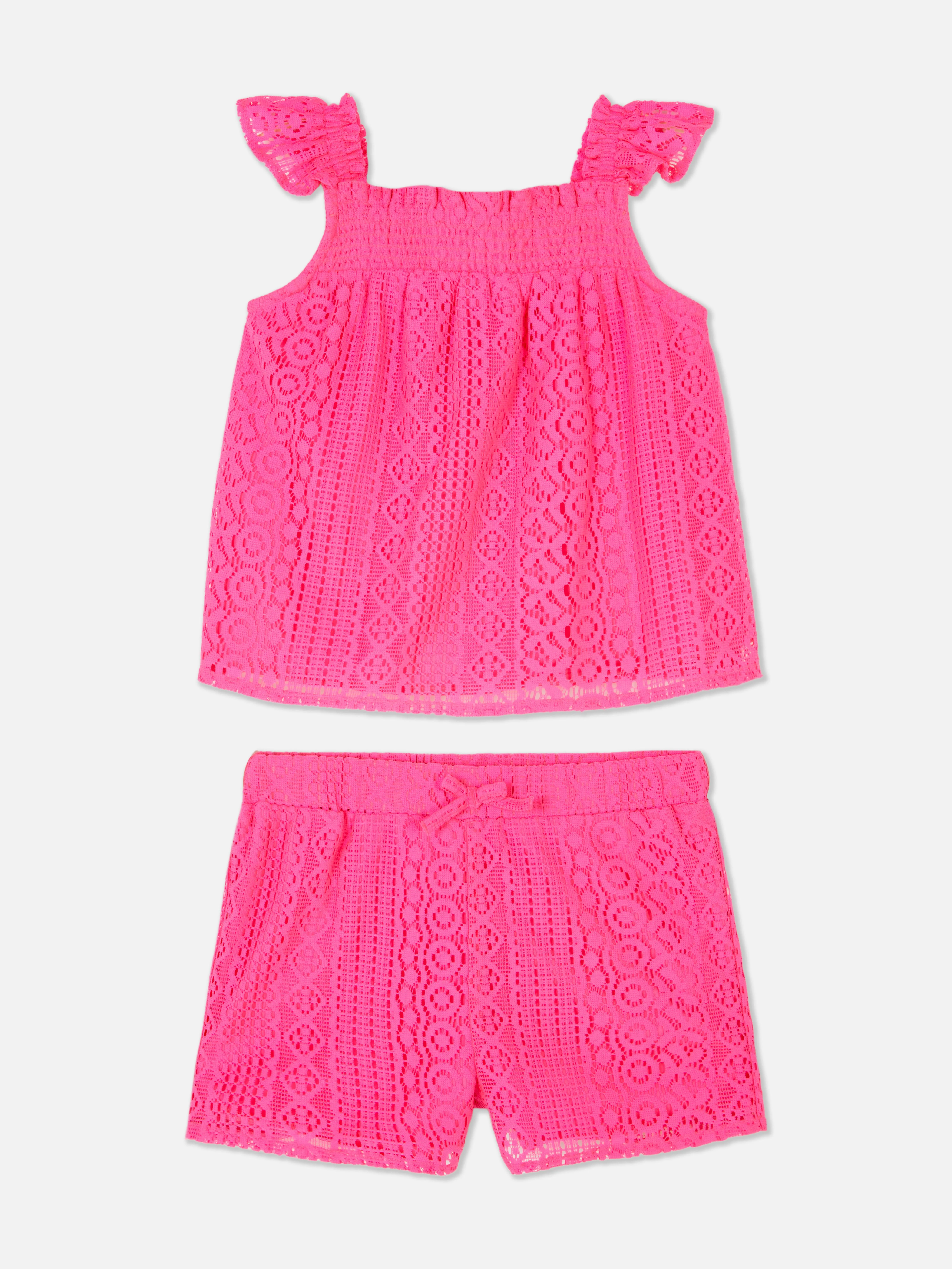 Conjunto de blusa con vuelo y pantalones cortos