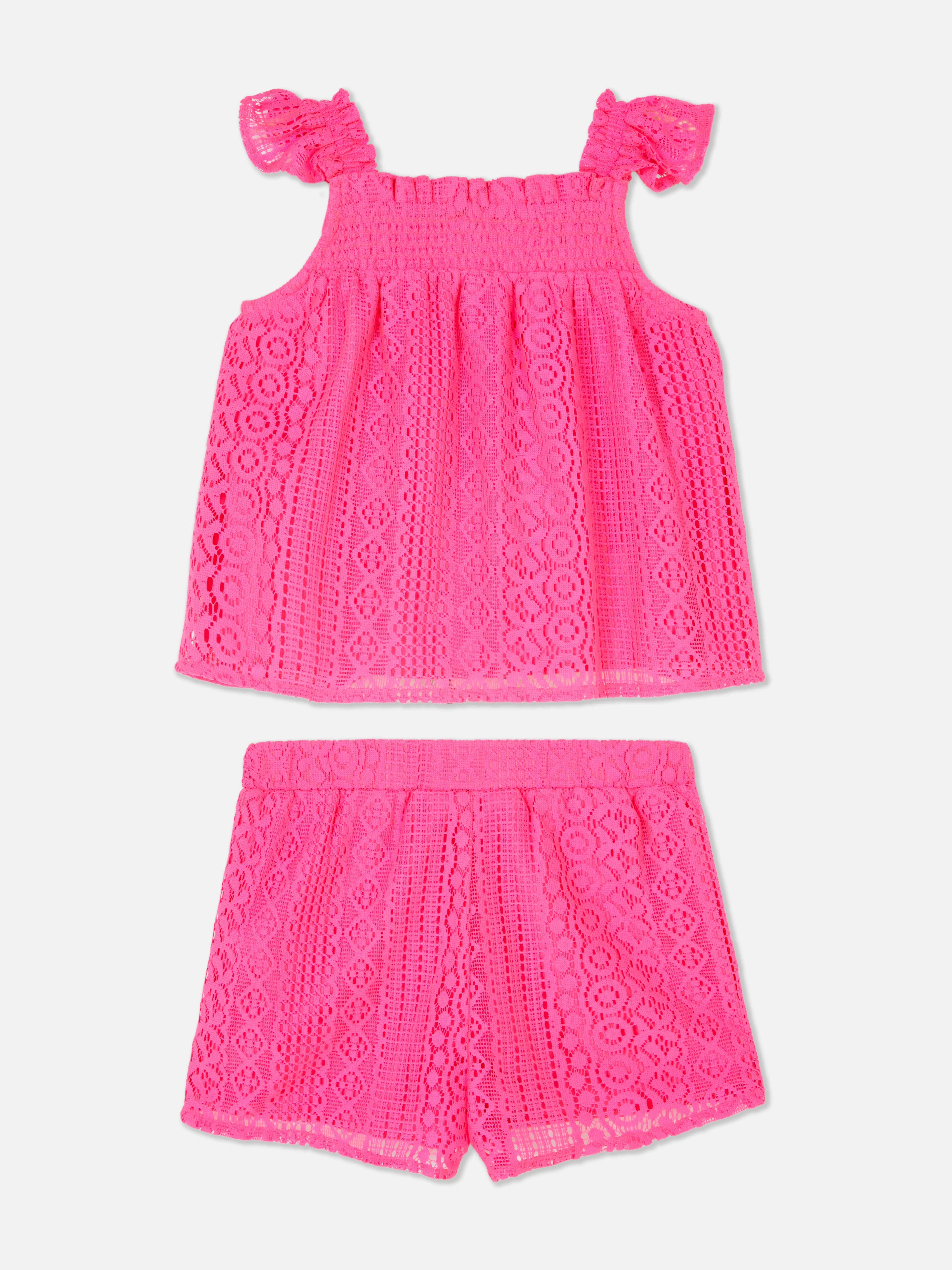 Conjunto de blusa con vuelo y pantalones cortos