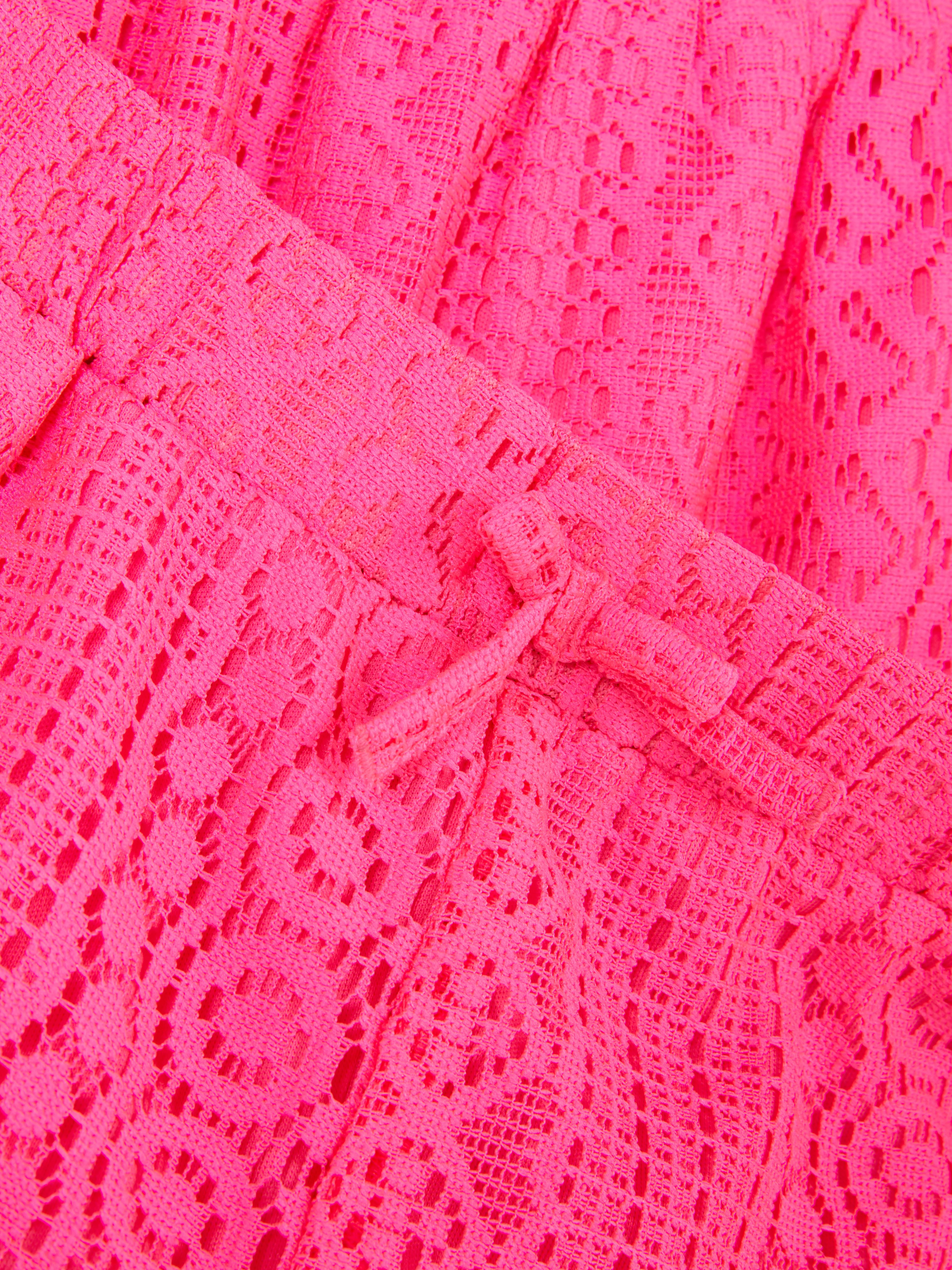 Conjunto de blusa con vuelo y pantalones cortos