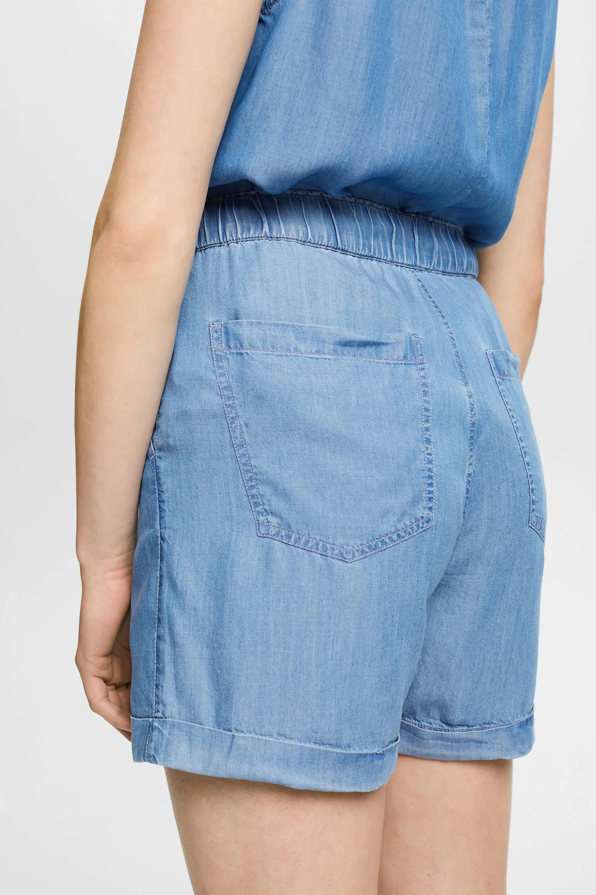 En TENCEL™: pantalones vaqueros con acabado vaquero