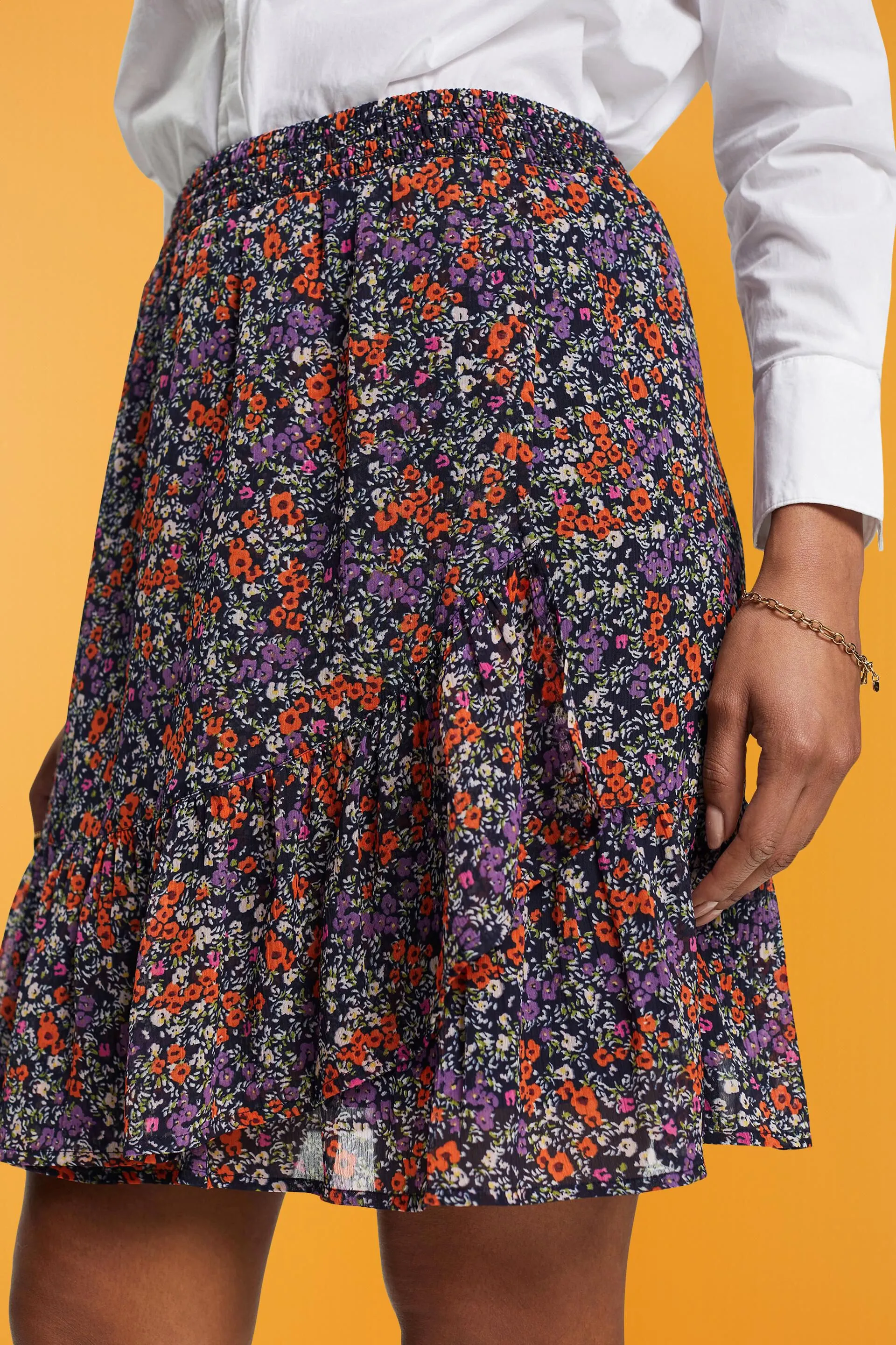 Falda floral con bajo avolantado