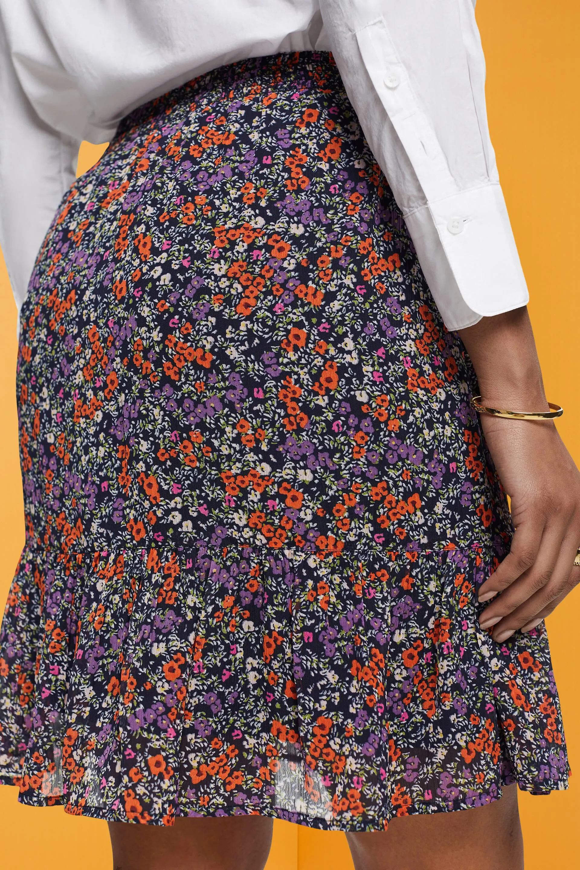 Falda floral con bajo avolantado
