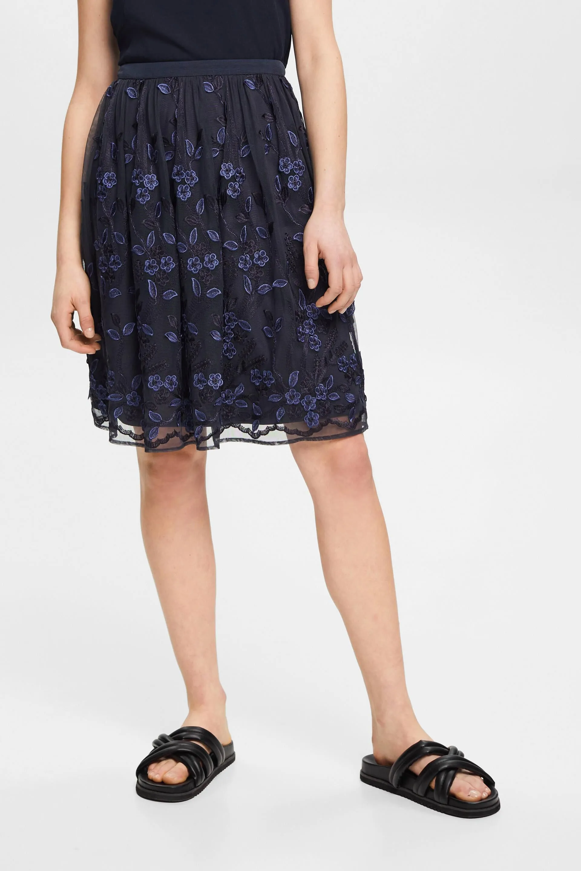 Falda midi de encaje con bordado floral