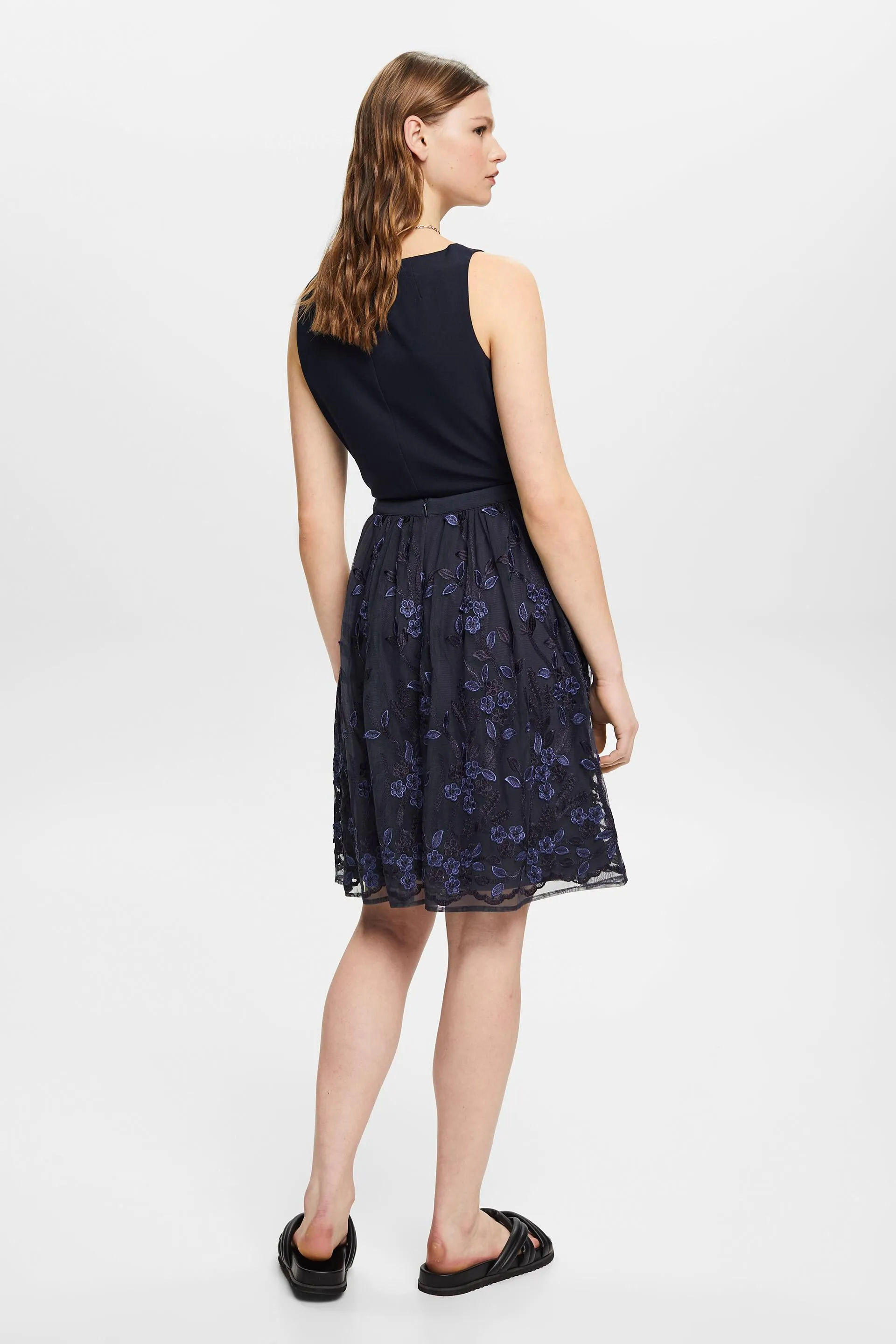 Falda midi de encaje con bordado floral