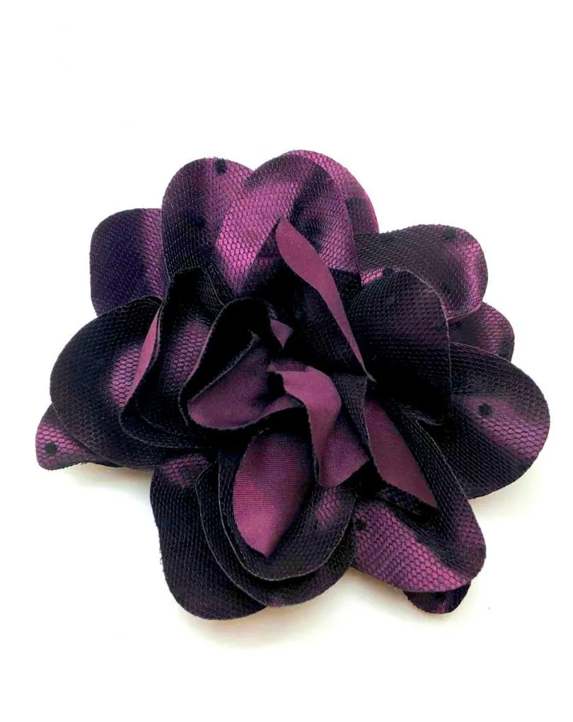 FLORES MORADAS TONO BERENJENA CON TOPOS NEGROS PARA BODAS