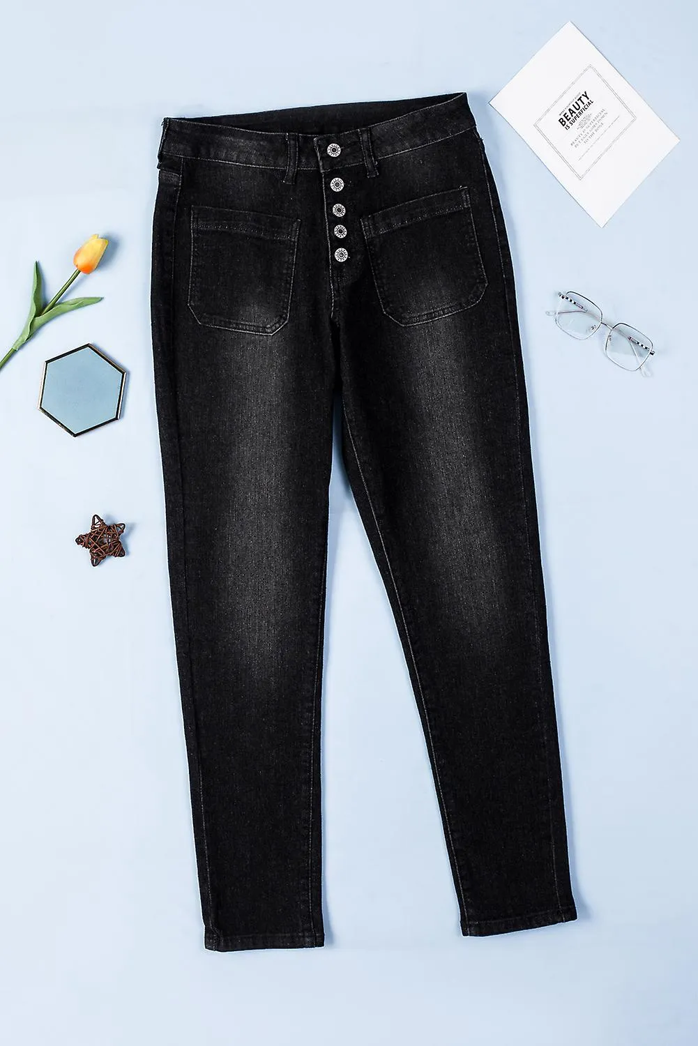 Jeans ajustados de botón negro para mujer con bolsillos