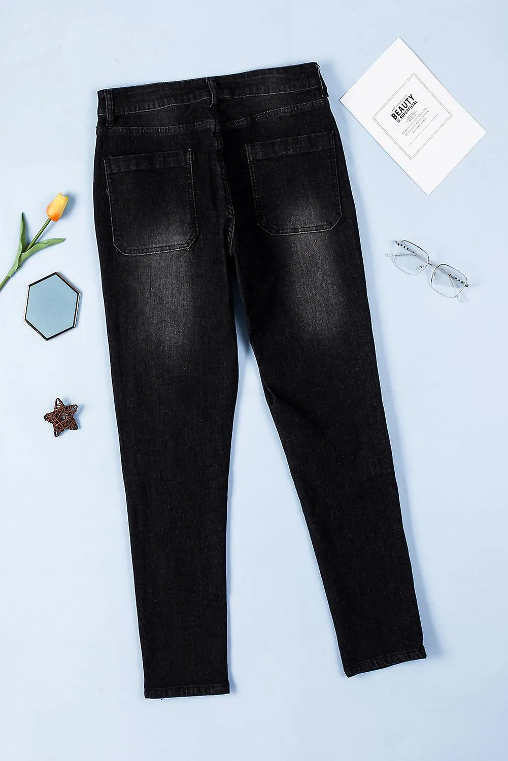 Jeans ajustados de botón negro para mujer con bolsillos