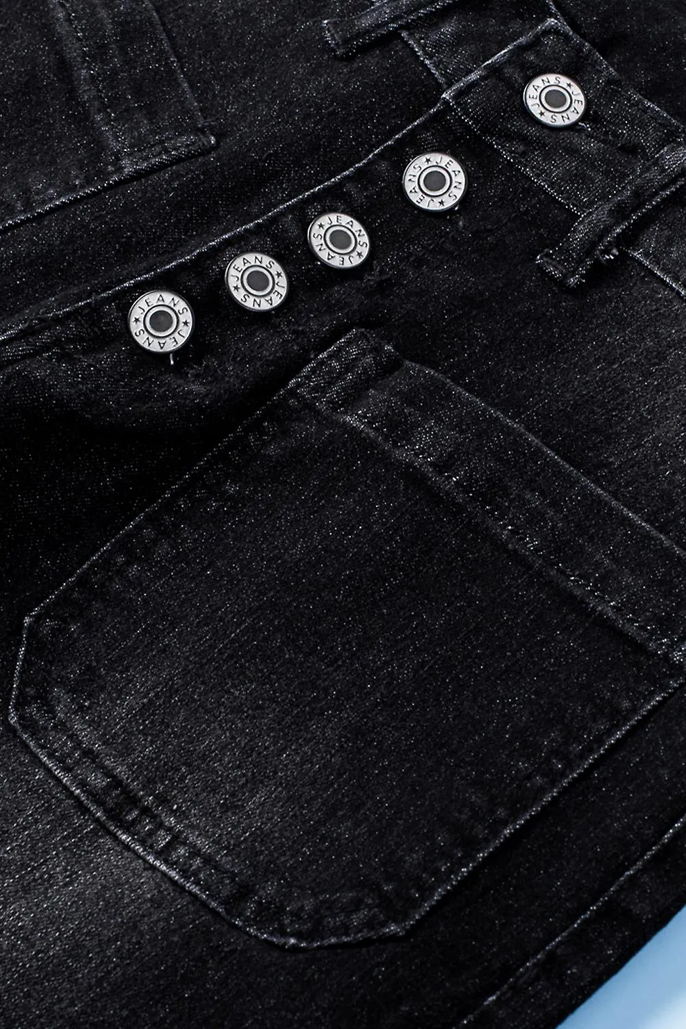 Jeans ajustados de botón negro para mujer con bolsillos