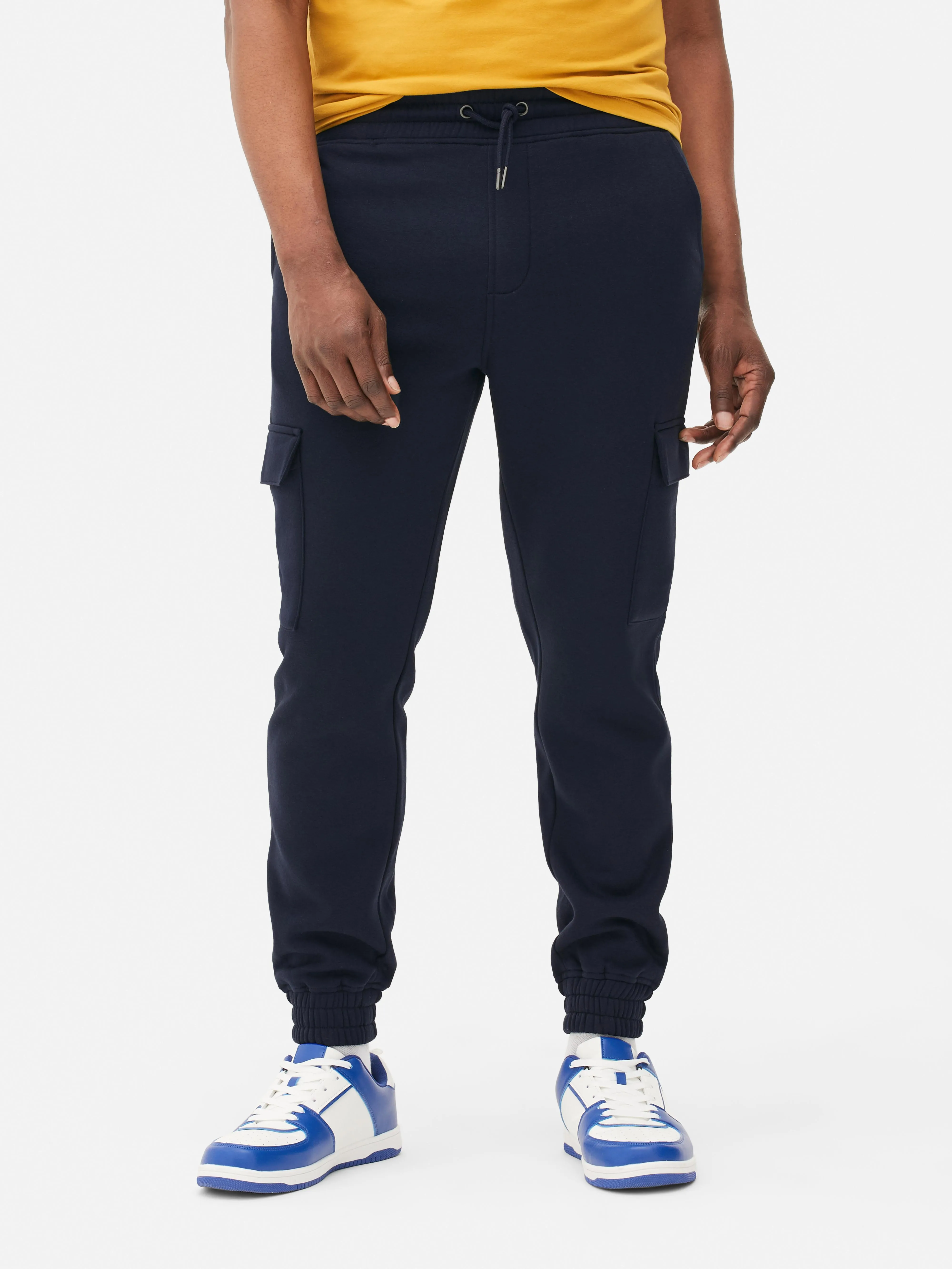 Joggers estilo cargo con bajos ajustados