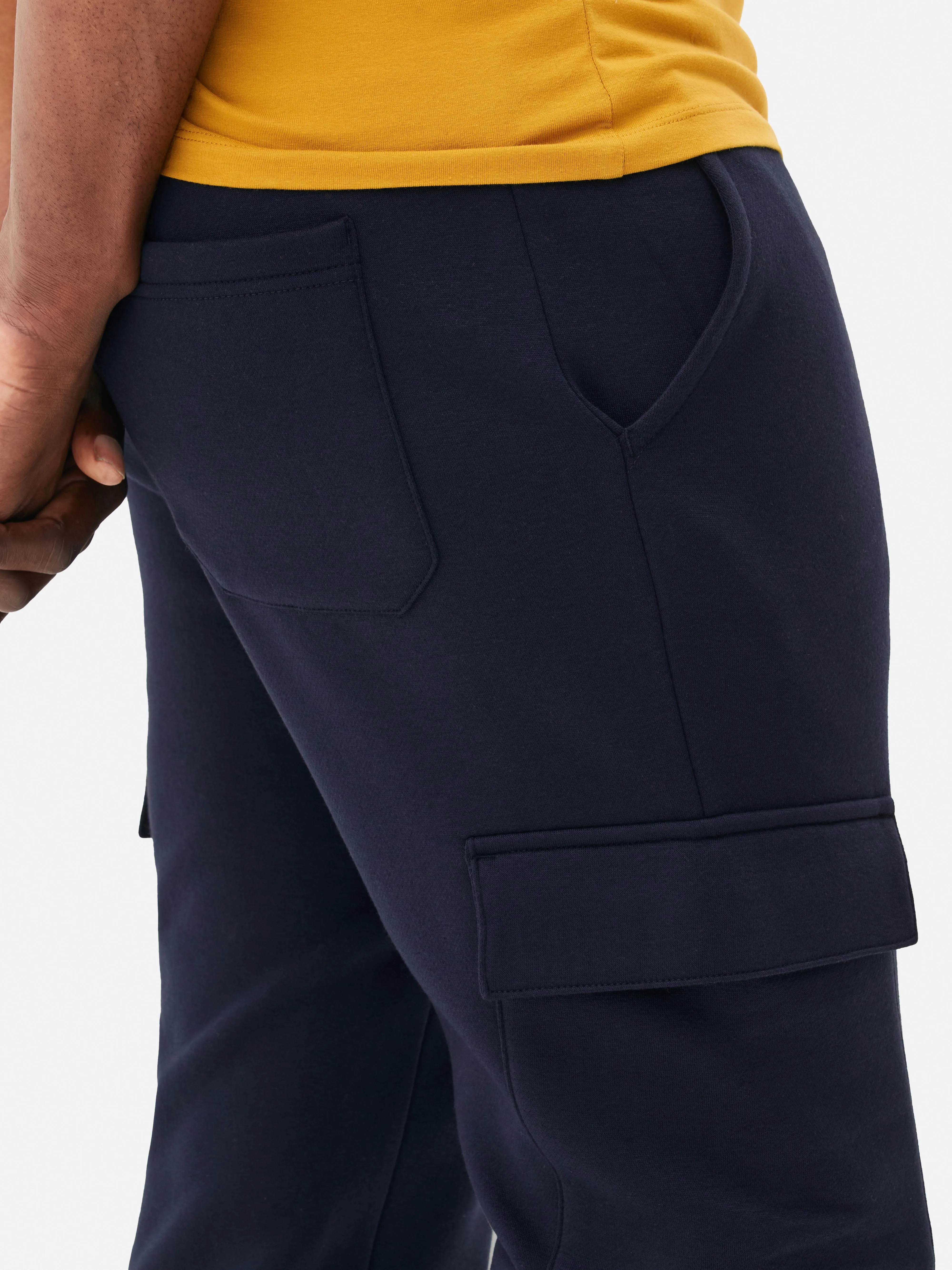 Joggers estilo cargo con bajos ajustados