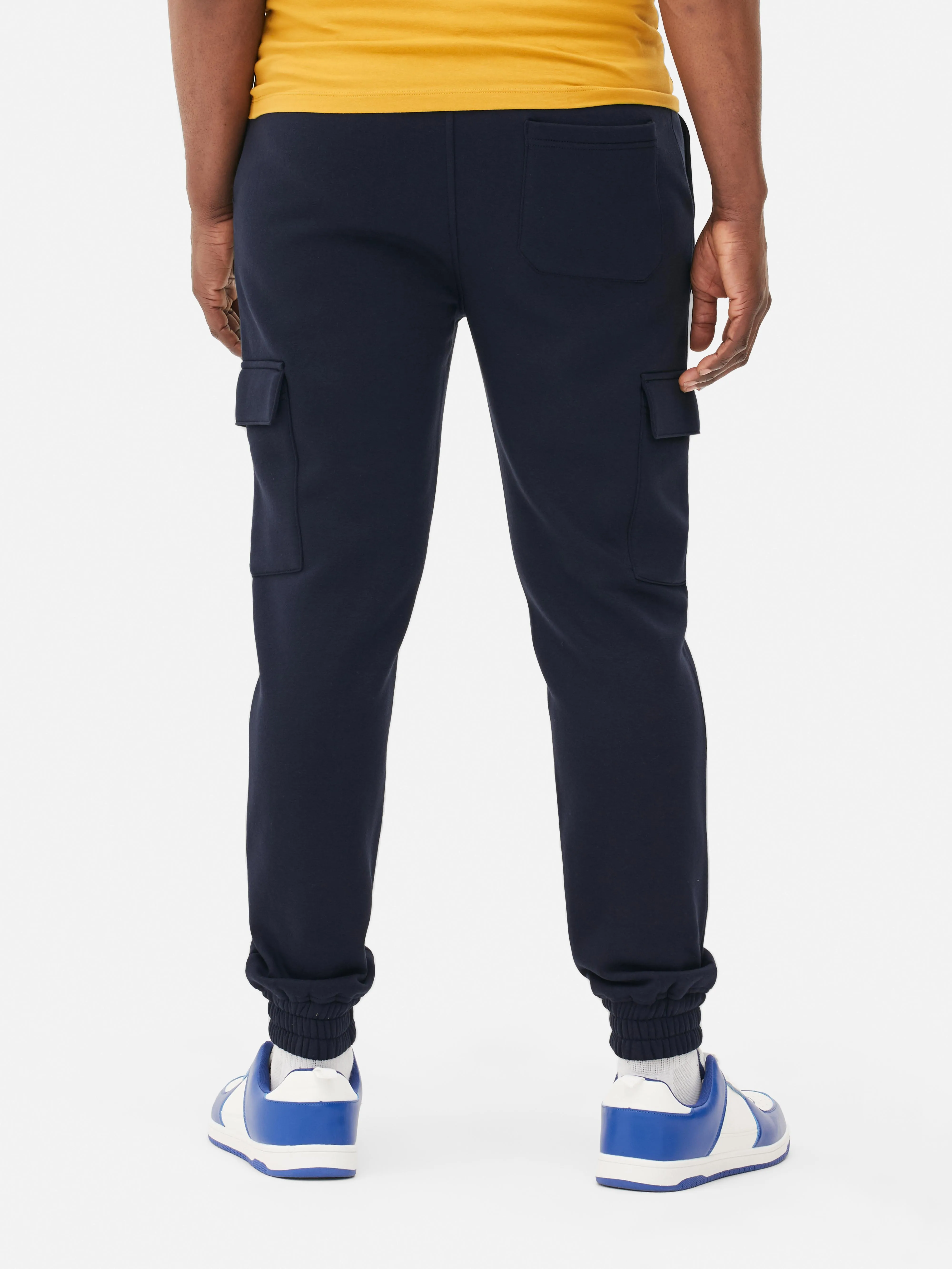 Joggers estilo cargo con bajos ajustados