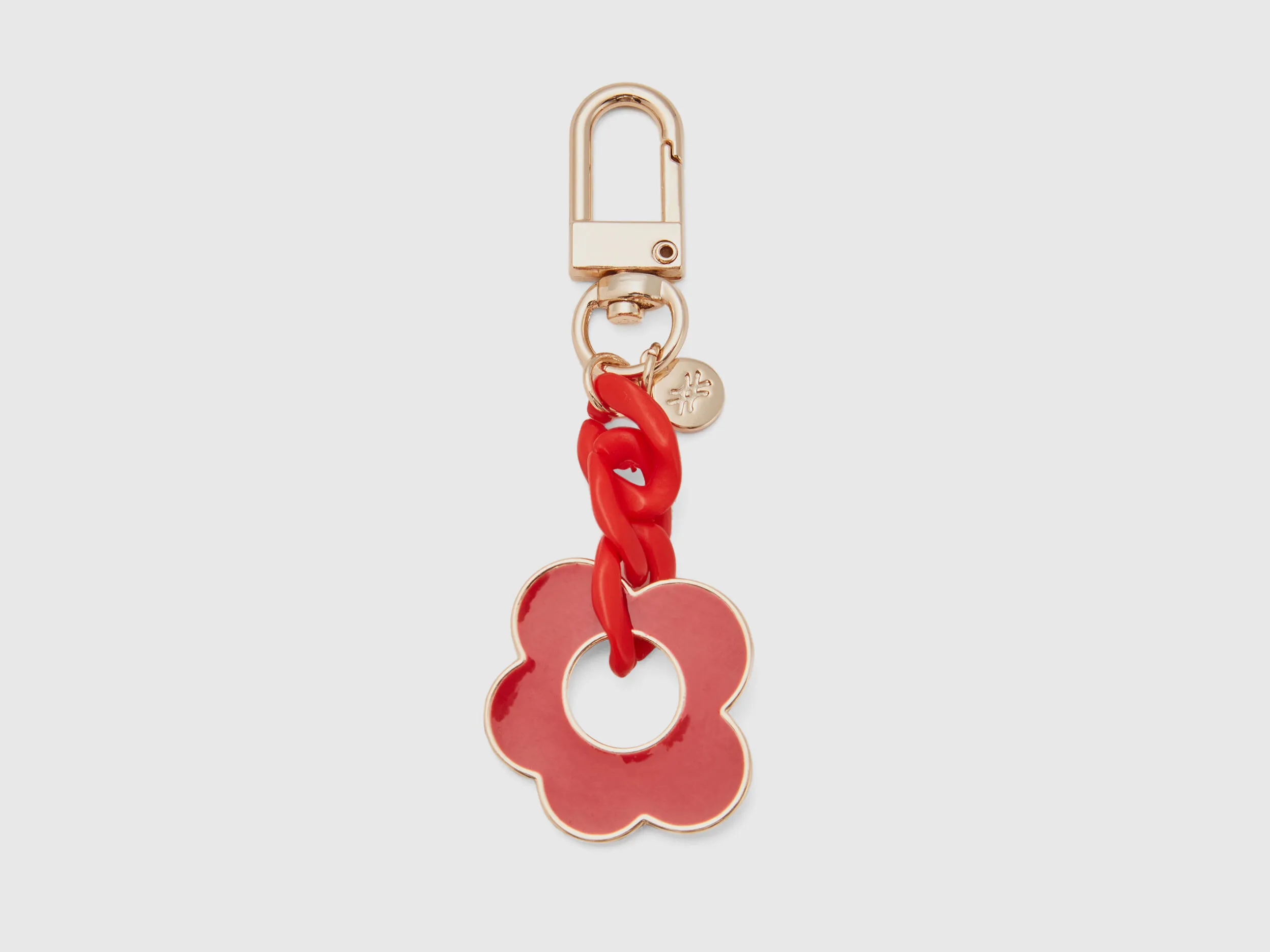 Llavero dorado y rojo con colgante de flor