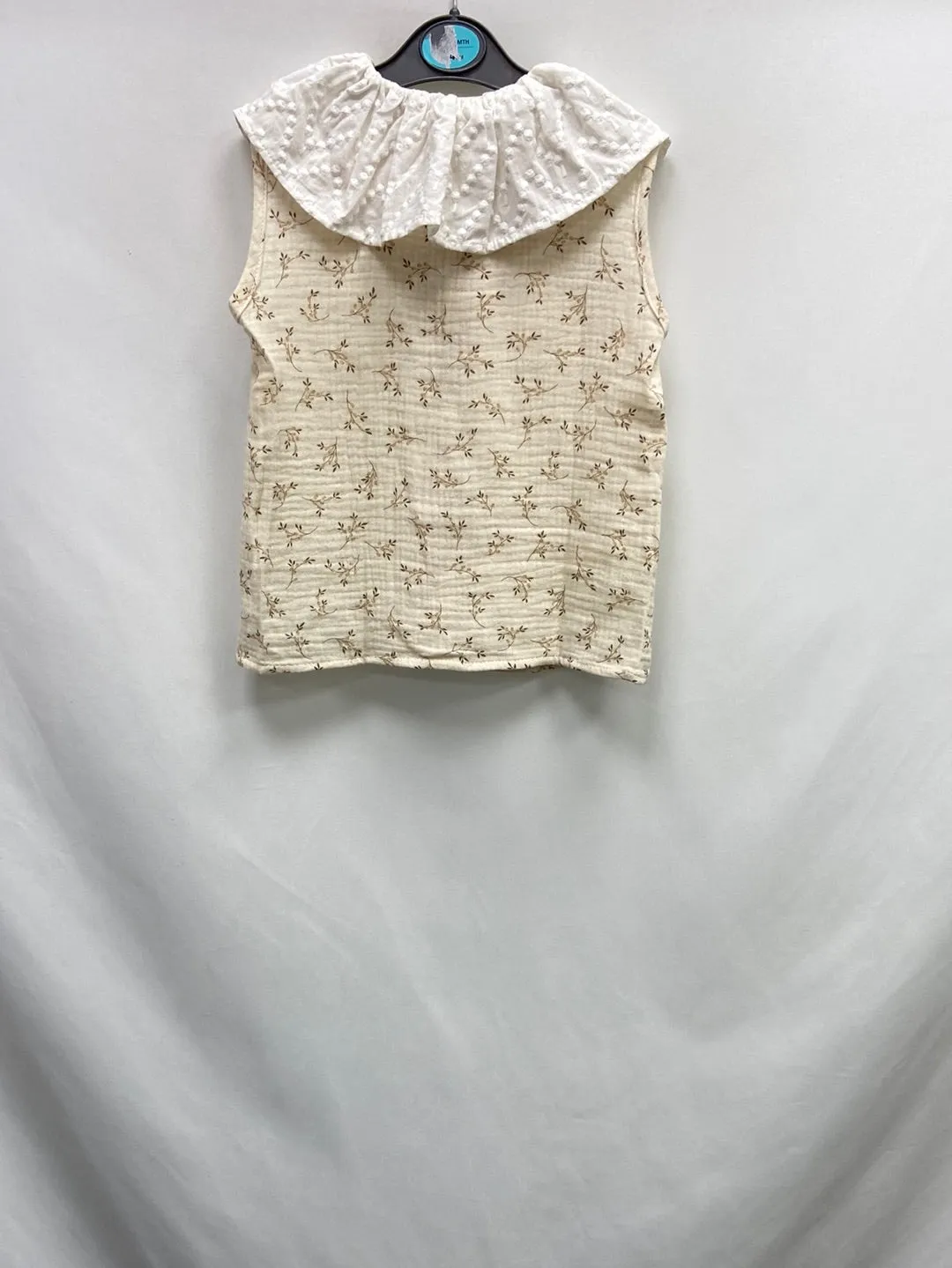 MIJI.Blusa beige sin mangas 4 años