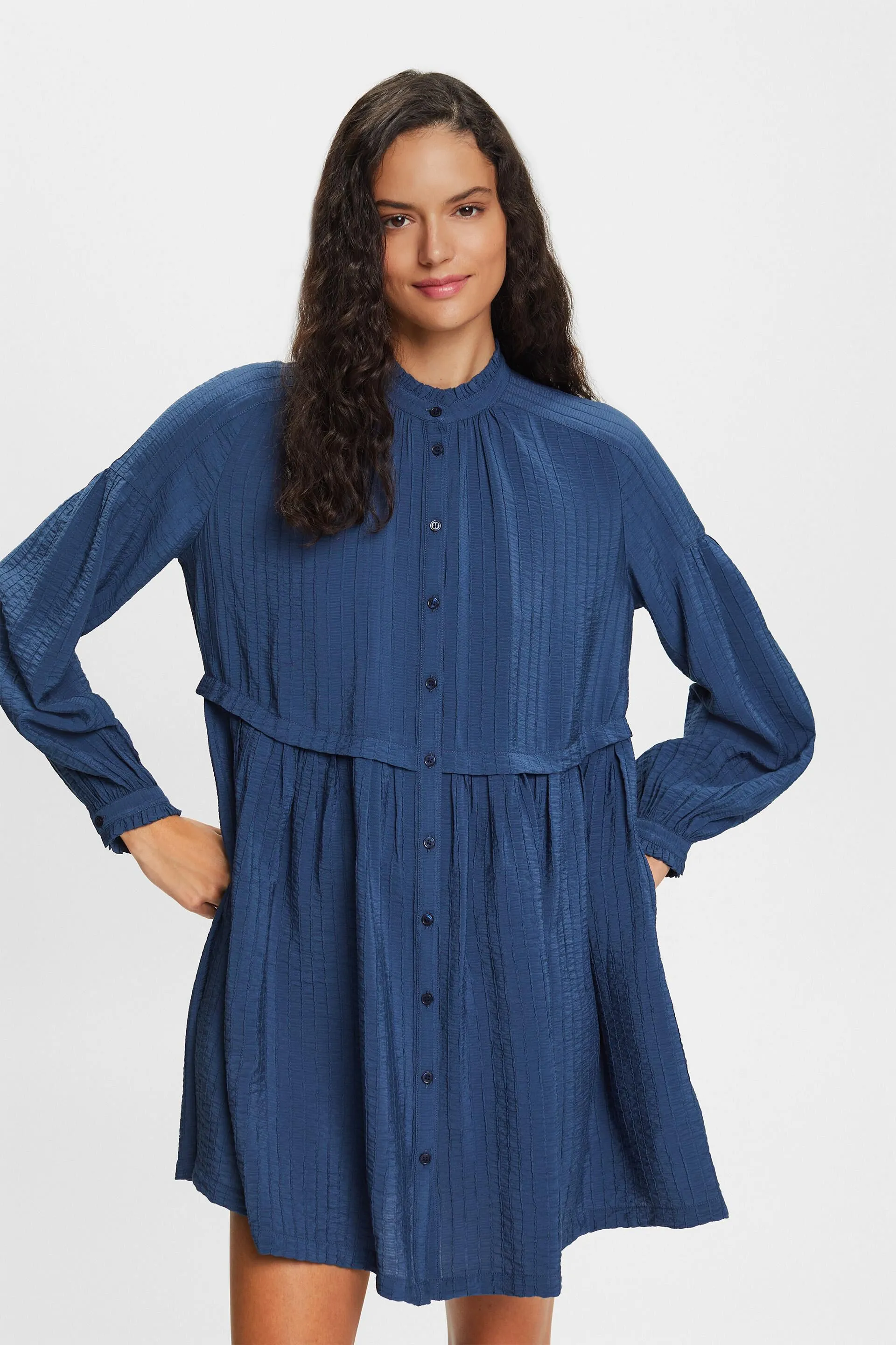 Minivestido con textura y volantes