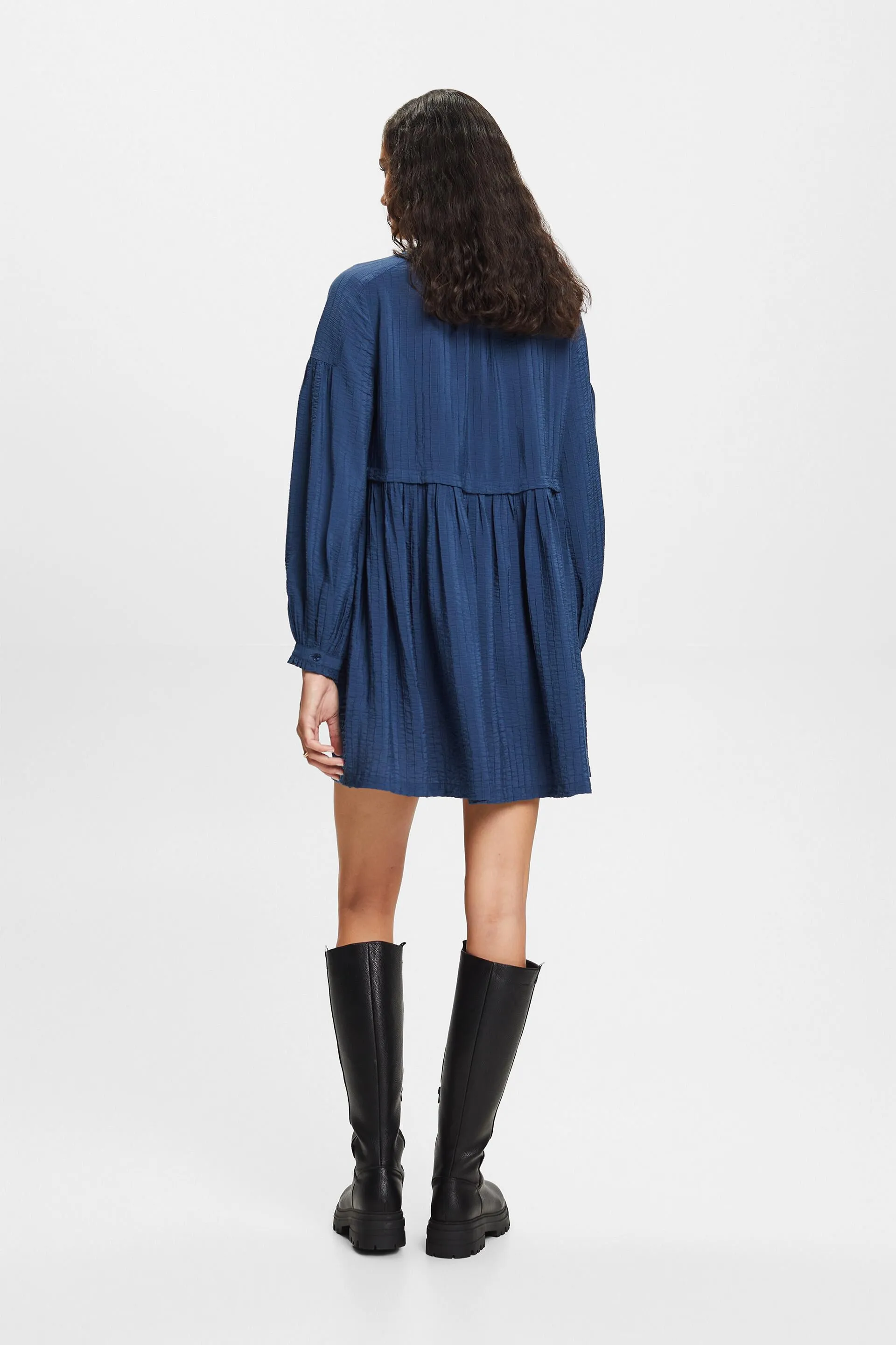 Minivestido con textura y volantes