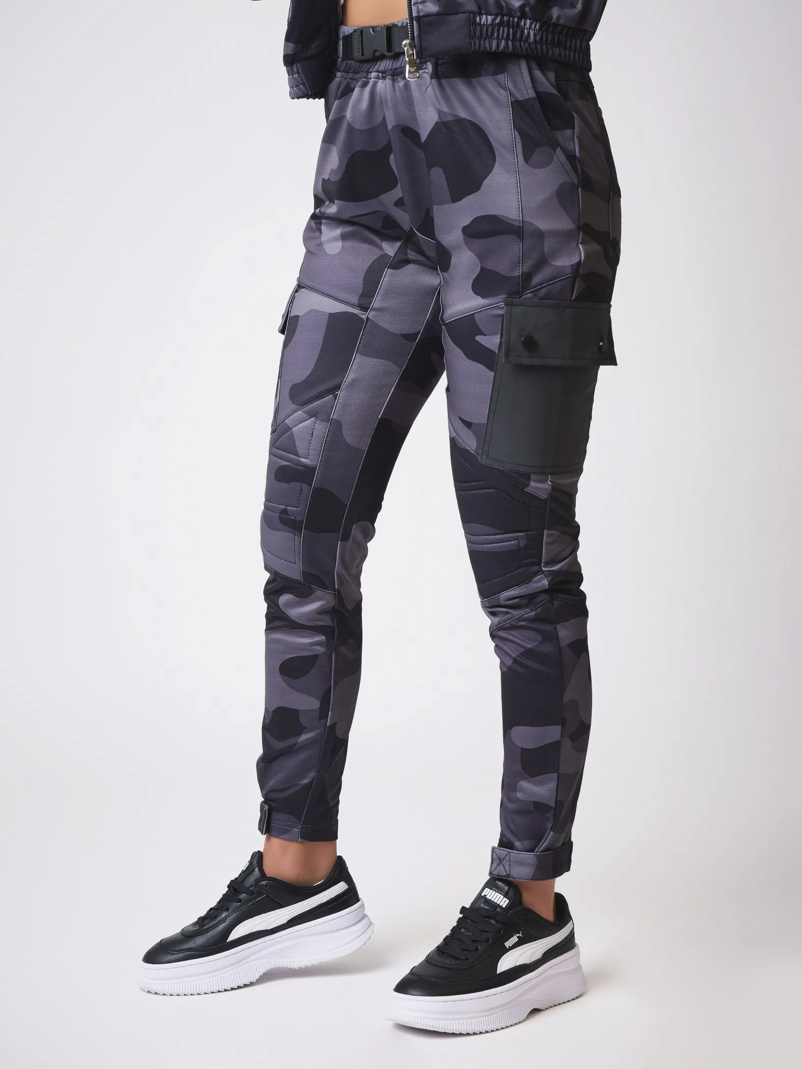 Pantalón cargo estilo motero con estampado de camuflaje
