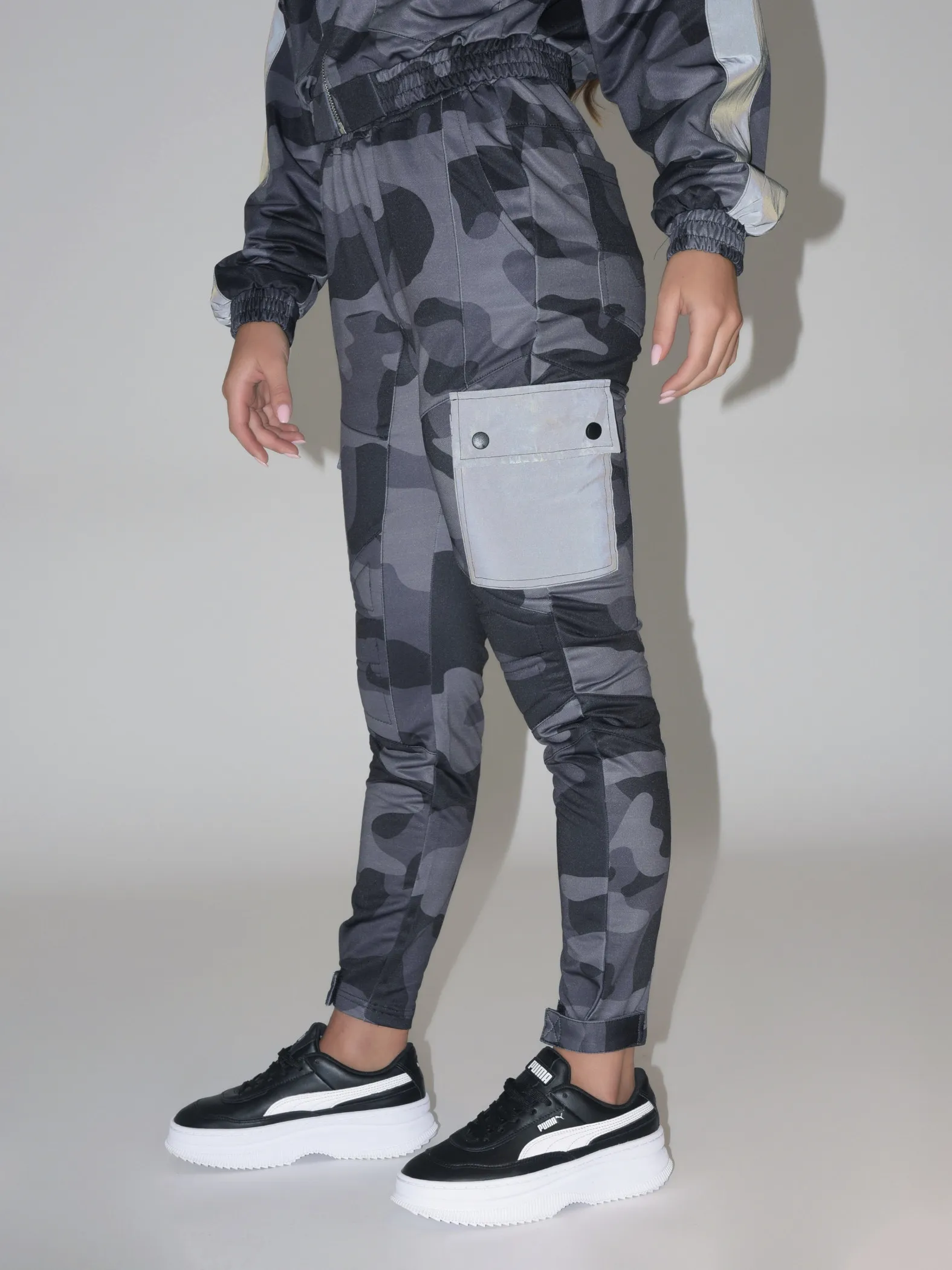 Pantalón cargo estilo motero con estampado de camuflaje