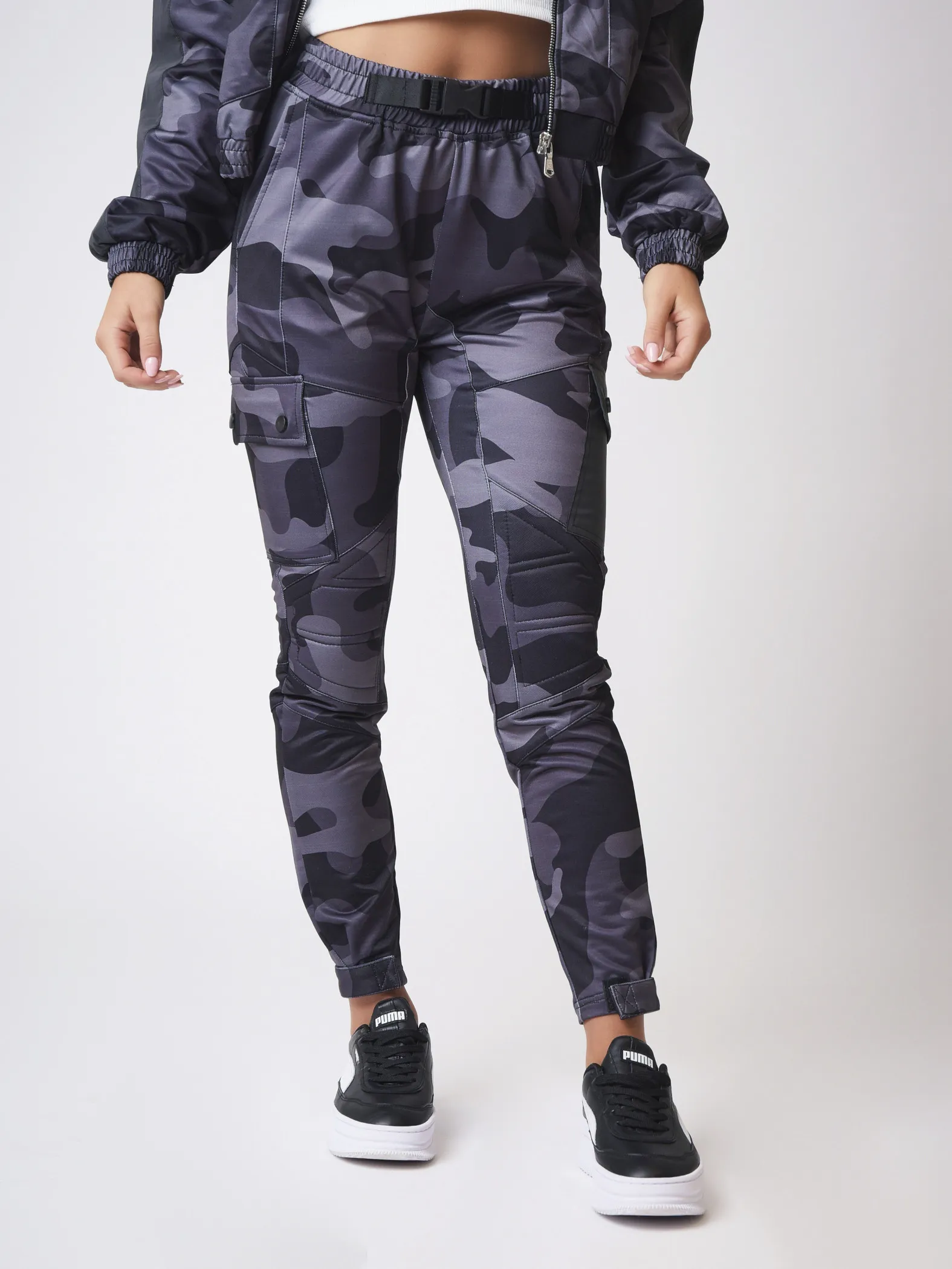Pantalón cargo estilo motero con estampado de camuflaje