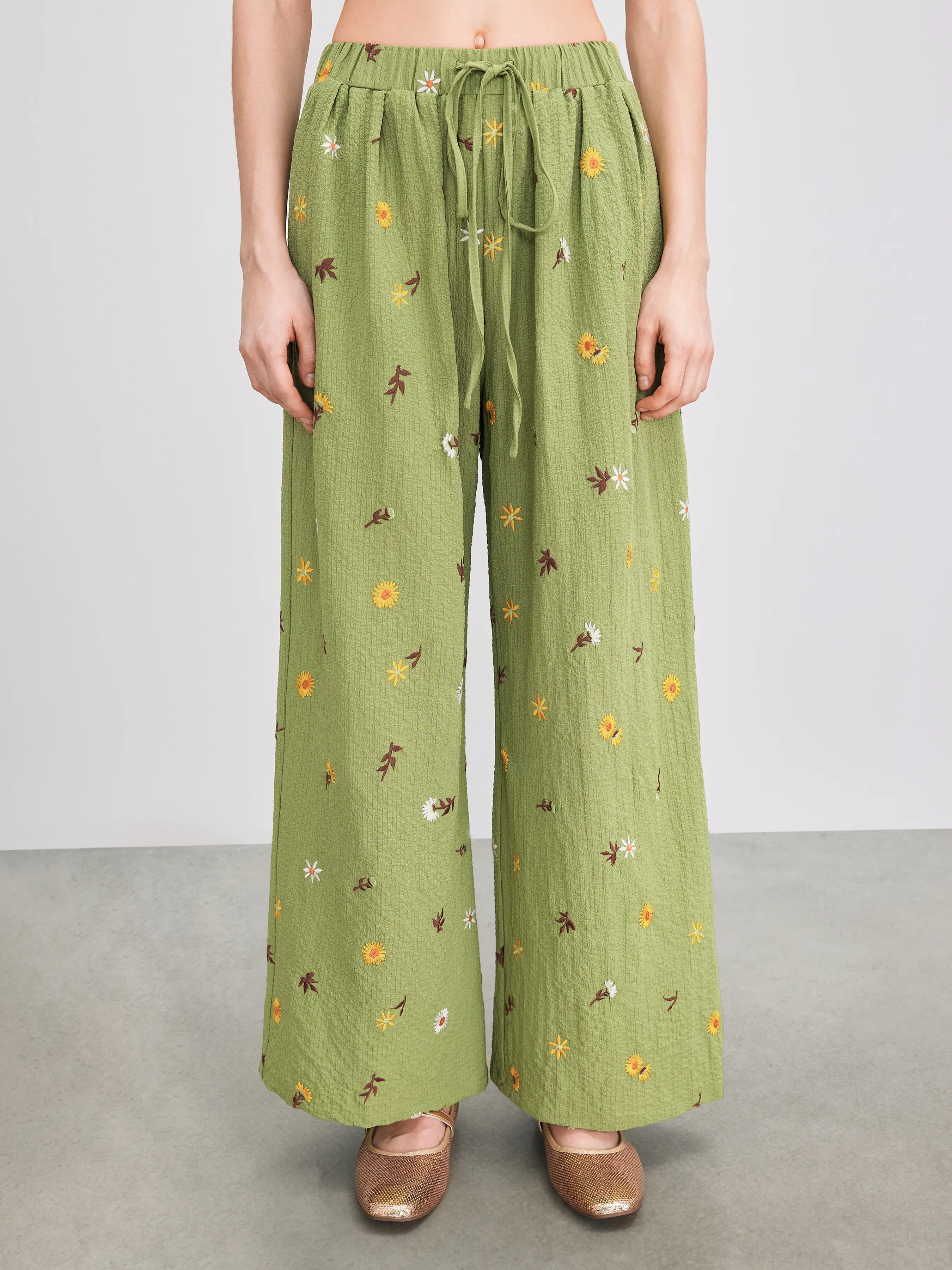 Pantalón con bordado floral y bolsillo con nudo de tiro medio